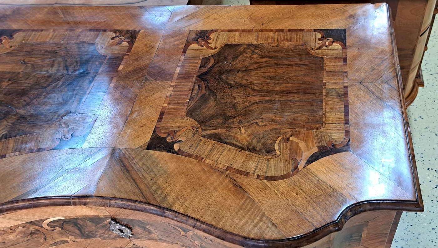 Detail d: Seltene Barock-Kommode, um 1750/60, mit orig. Dokument von der Vermögensverwaltung I.K.H. Der Grossherzogin von Luxemburg, aus dem Besitz der ...