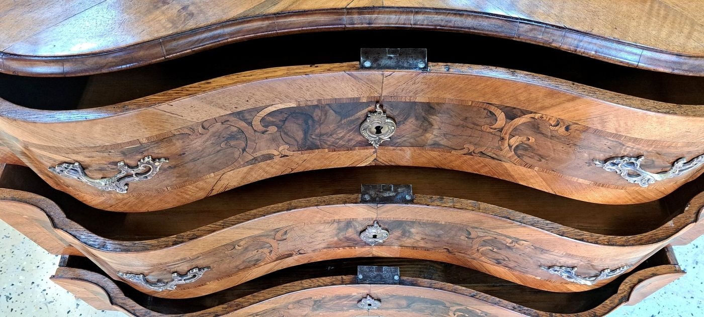 Detail e: Seltene Barock-Kommode, um 1750/60, mit orig. Dokument von der Vermögensverwaltung I.K.H. Der Grossherzogin von Luxemburg, aus dem Besitz der ...