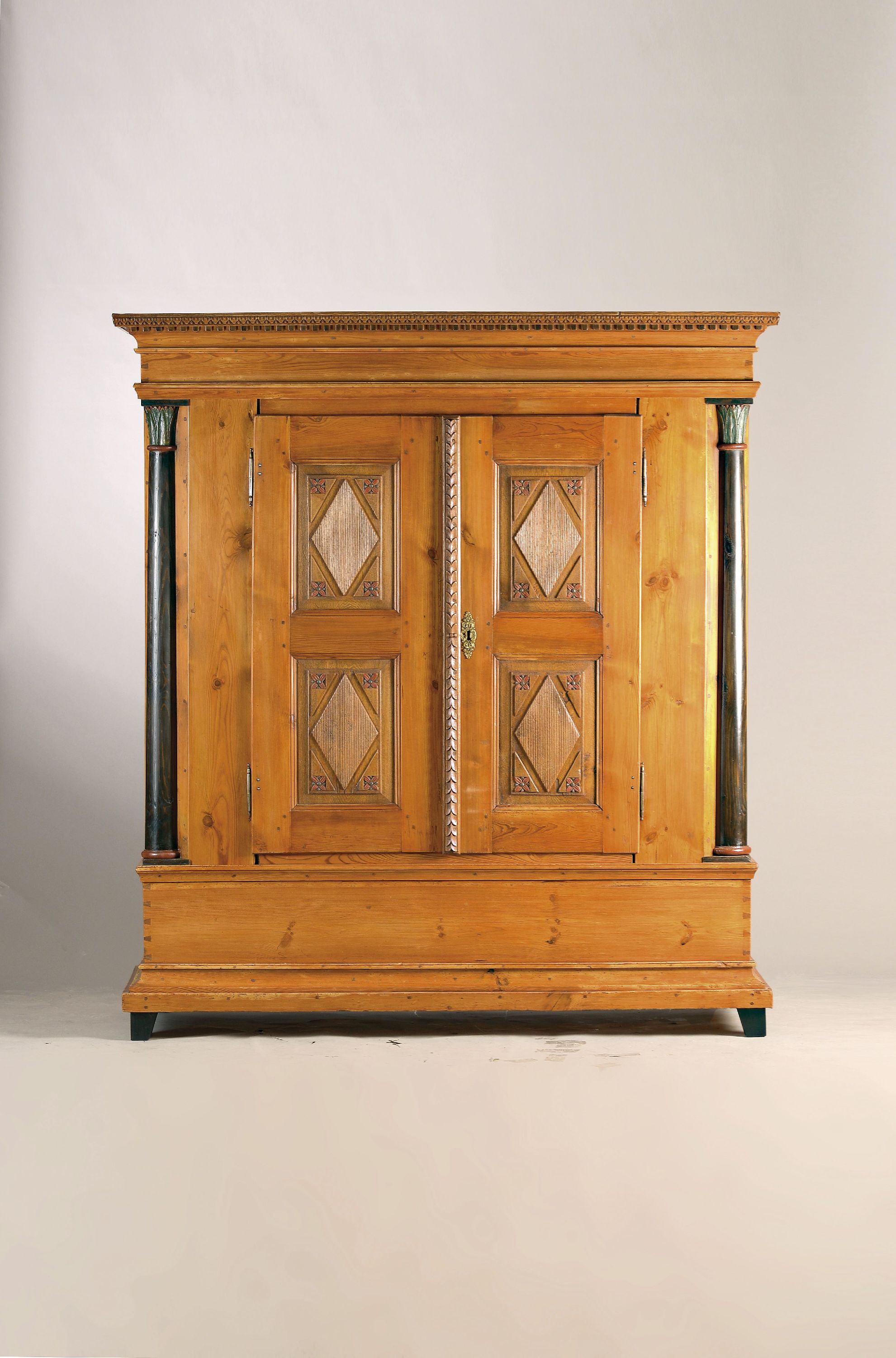 Hochzeitsschrank, Nordhessen, Schwalm, um 1820, Nadelholz, zweitürig, auf Eck gestellte Halbsäulen, ebonisiert und geschnitzt, Türe kassettiert, ...