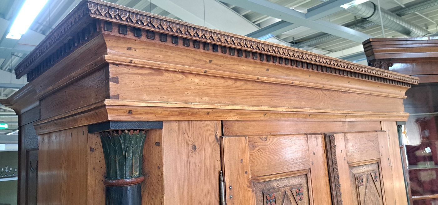 Detail c: Hochzeitsschrank, Nordhessen, Schwalm, um 1820, Nadelholz, zweitürig, auf Eck gestellte Halbsäulen, ebonisiert und geschnitzt, Türe kassettiert, ...