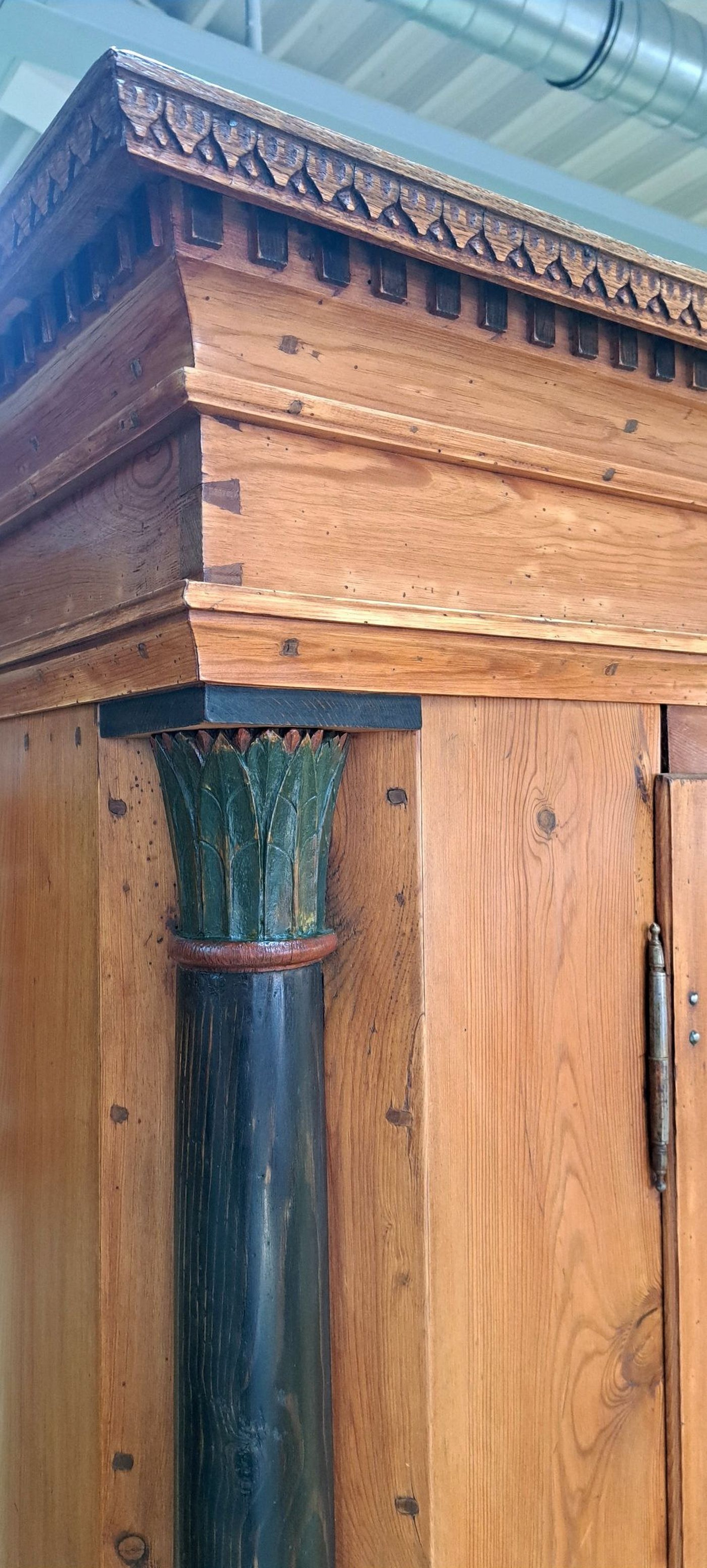 Detail d: Hochzeitsschrank, Nordhessen, Schwalm, um 1820, Nadelholz, zweitürig, auf Eck gestellte Halbsäulen, ebonisiert und geschnitzt, Türe kassettiert, ...