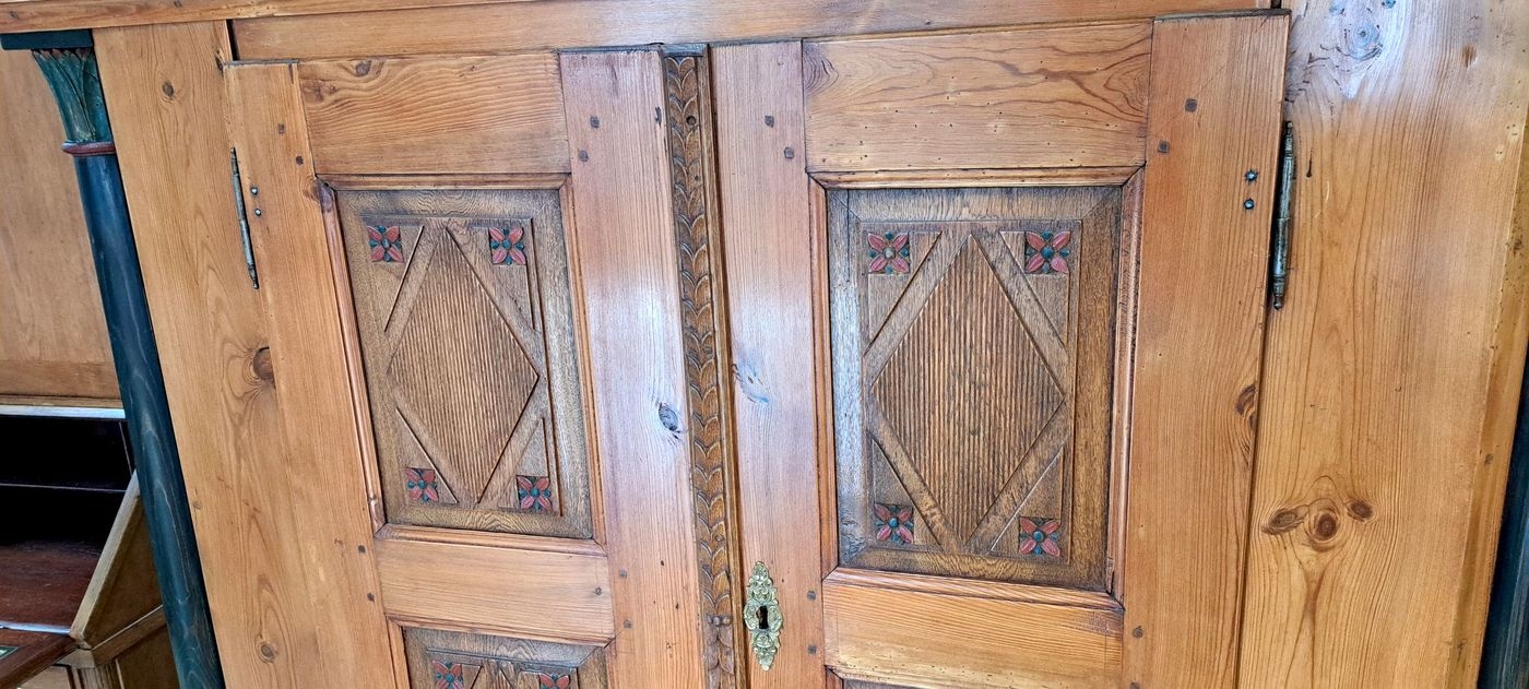 Detail e: Hochzeitsschrank, Nordhessen, Schwalm, um 1820, Nadelholz, zweitürig, auf Eck gestellte Halbsäulen, ebonisiert und geschnitzt, Türe kassettiert, ...