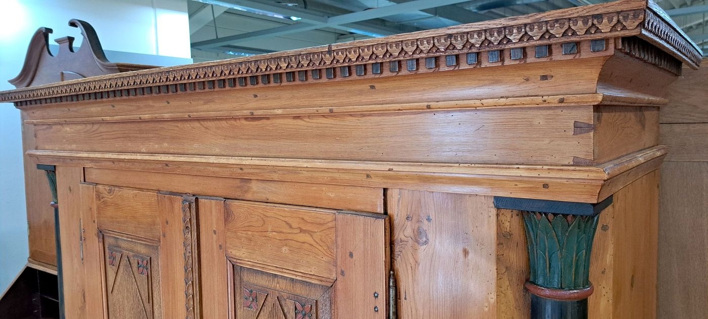 Detail f: Hochzeitsschrank, Nordhessen, Schwalm, um 1820, Nadelholz, zweitürig, auf Eck gestellte Halbsäulen, ebonisiert und geschnitzt, Türe kassettiert, ...