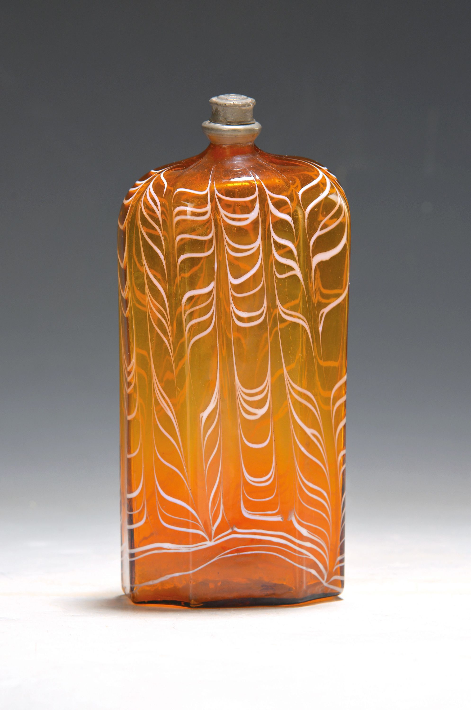 Image 27054908 - Gekämmte Branntweinflasche, alpenländisch, Frankreich/Schweiz, bernsteinfarbenes Glas, ...