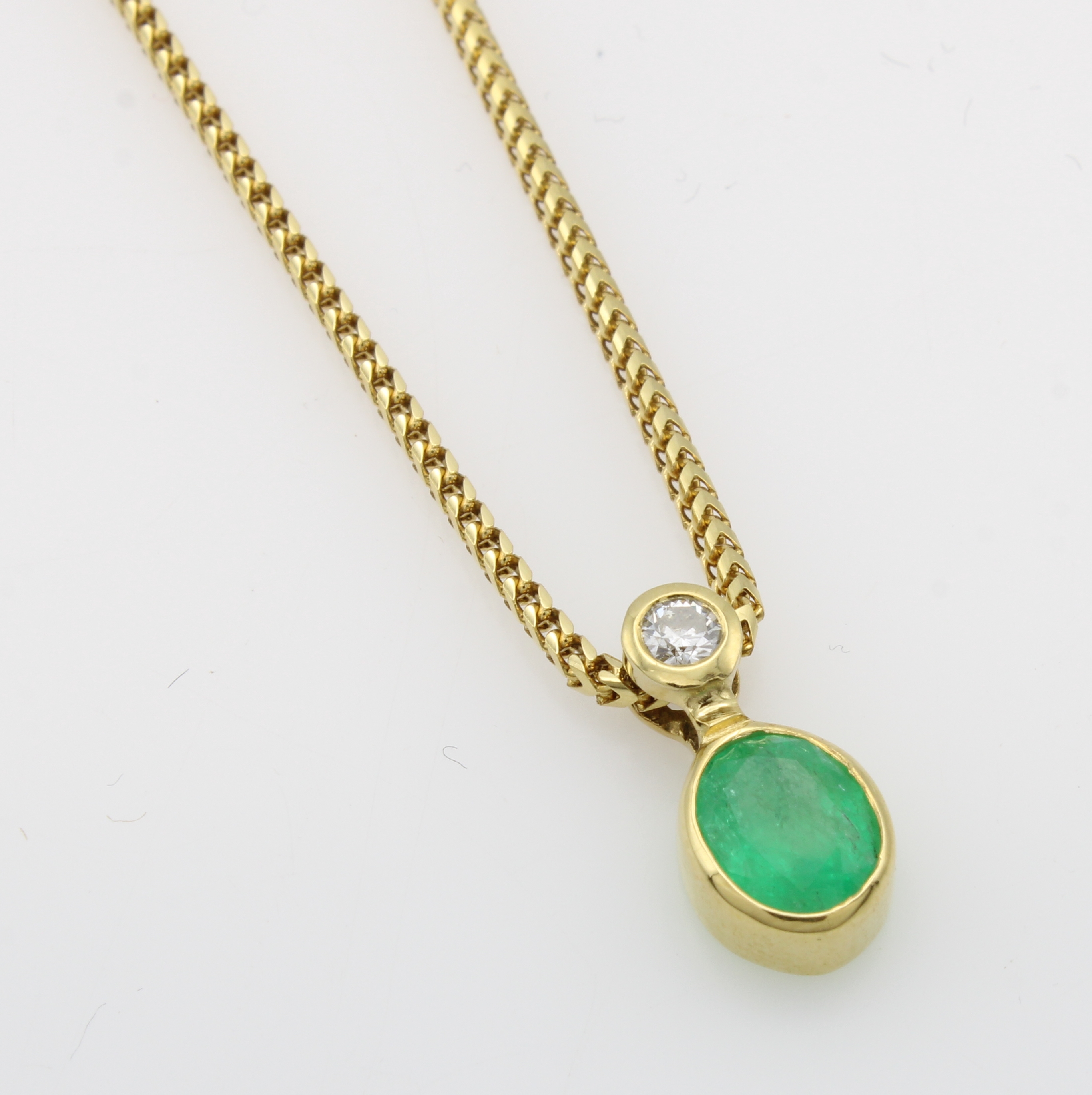 Image 27054910 - Anhänger mit Smaragd und Brillant an Kette, GG 585/000, ovaler Smaragd ca. 0.8 ct, ...