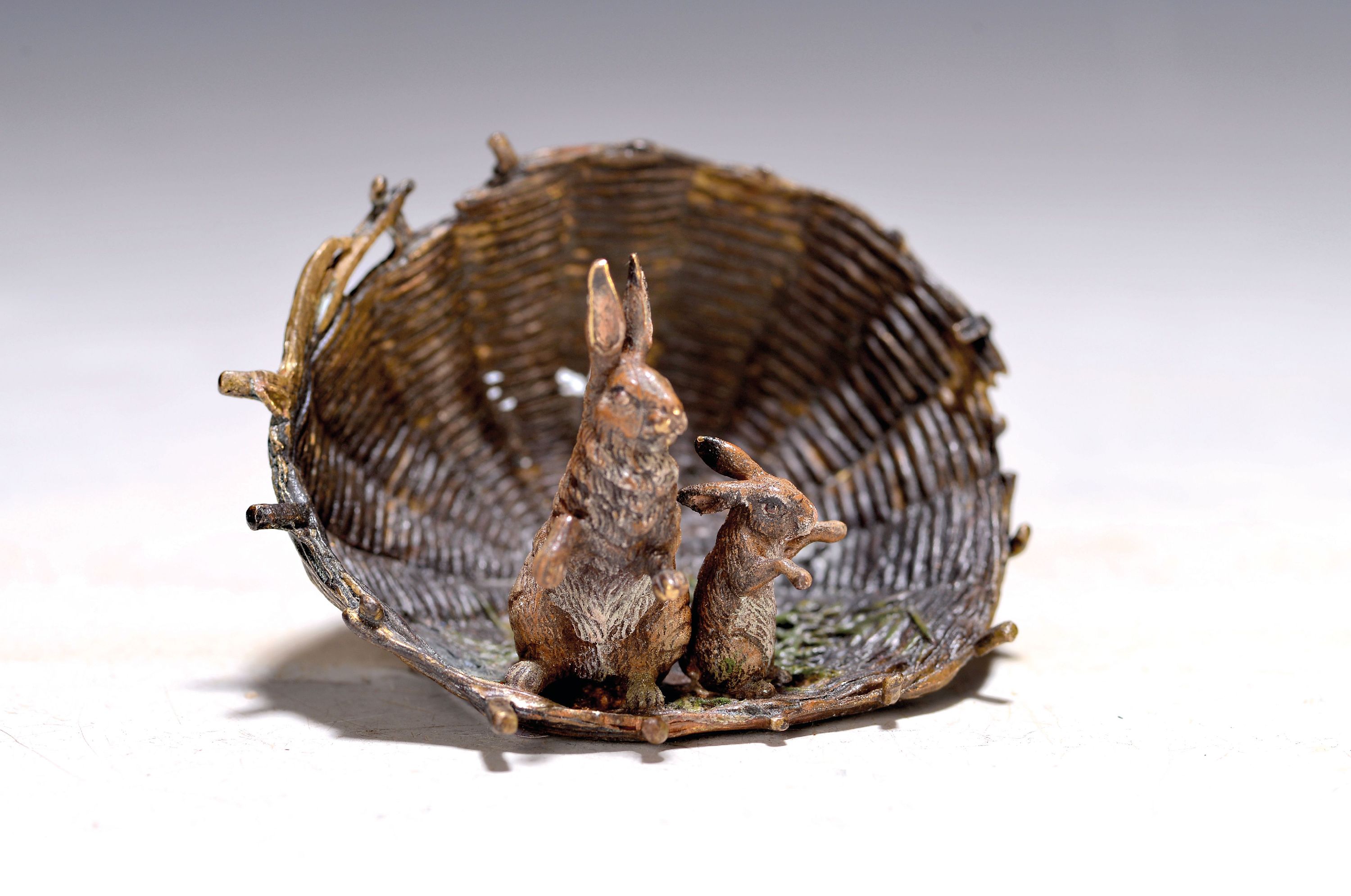 Image 27054913 - Zwei Hasen im Korb, Wiener Bronze, sign. Bermann, bunt staffiert, ca. 4x6.5 cm