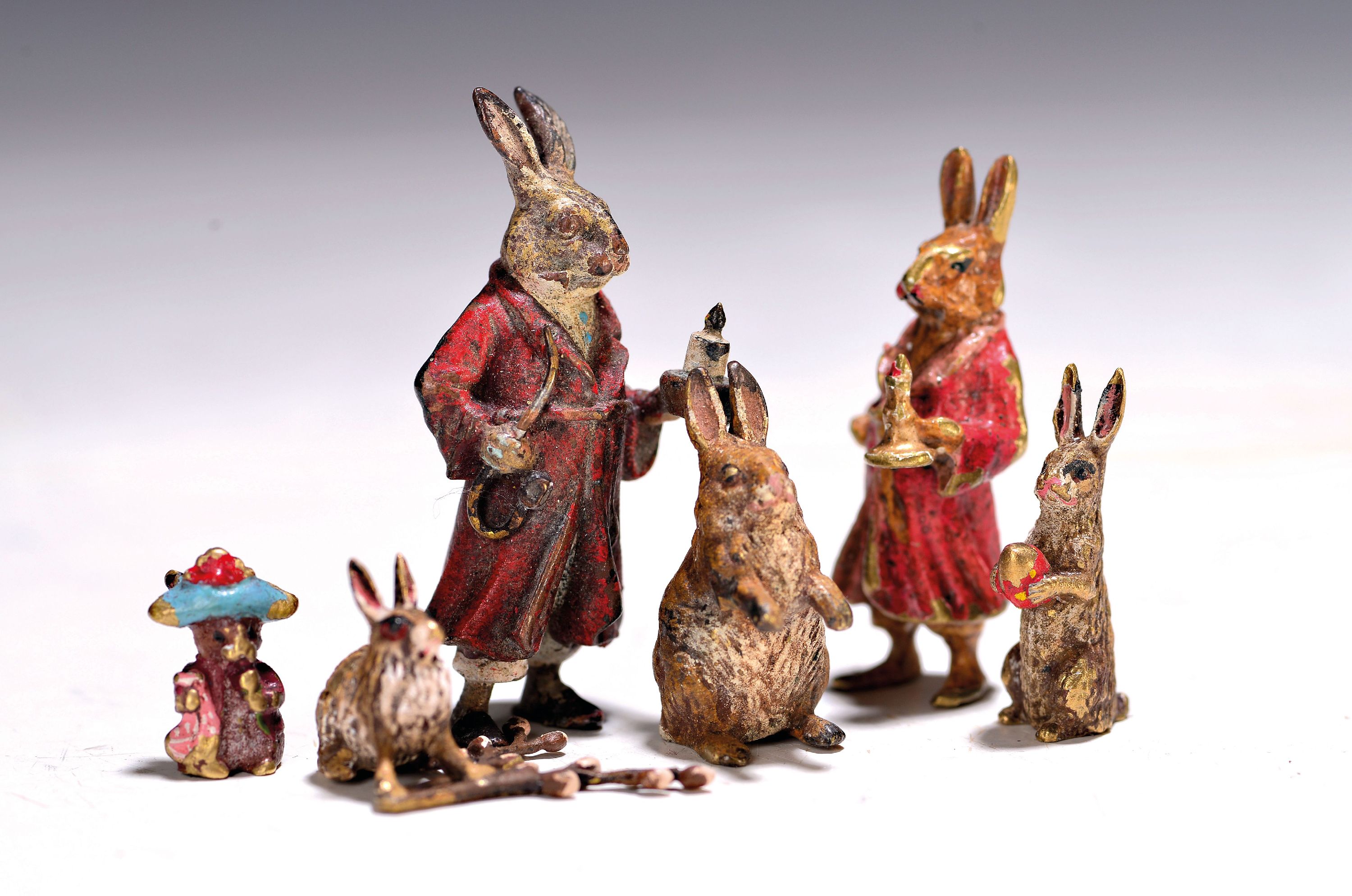 Image 27054915 - 6 Miniaturen verschiedener Hasenskulpturen, Wiener Bronze, 1.5-5 cm: Hase mit Hut, mit ...