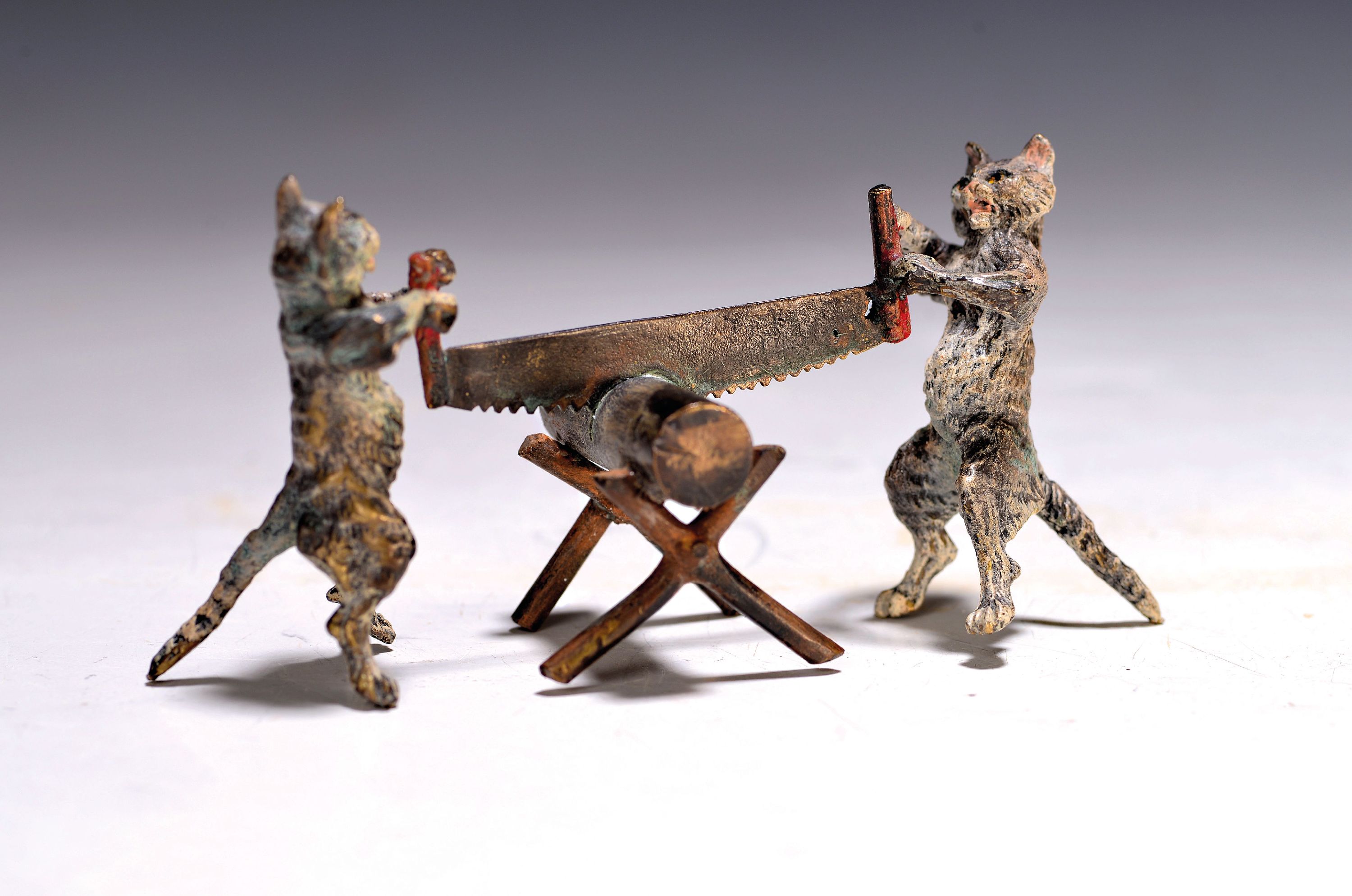 Image 27054923 - Wiener Bronze, zwei Katzen zersägen Baumstamm, sign. Franz Bergmann, bunt staffiert, ...