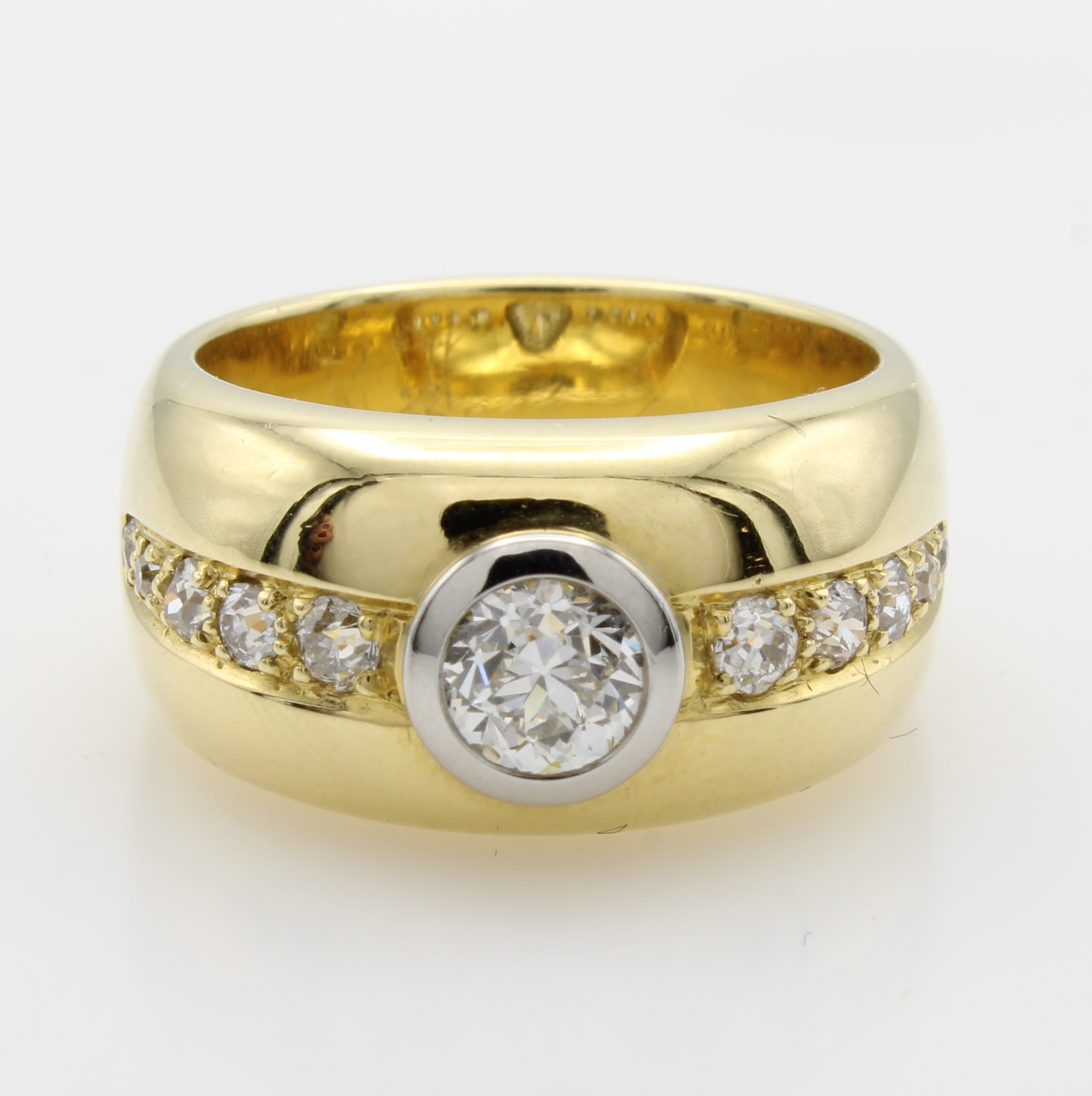 Image 27054927 - Ring mit Diamanten, GG 750/000, Solitär um Altschliff u. Besatzdiam. zus. ca. 1.14 ct ...