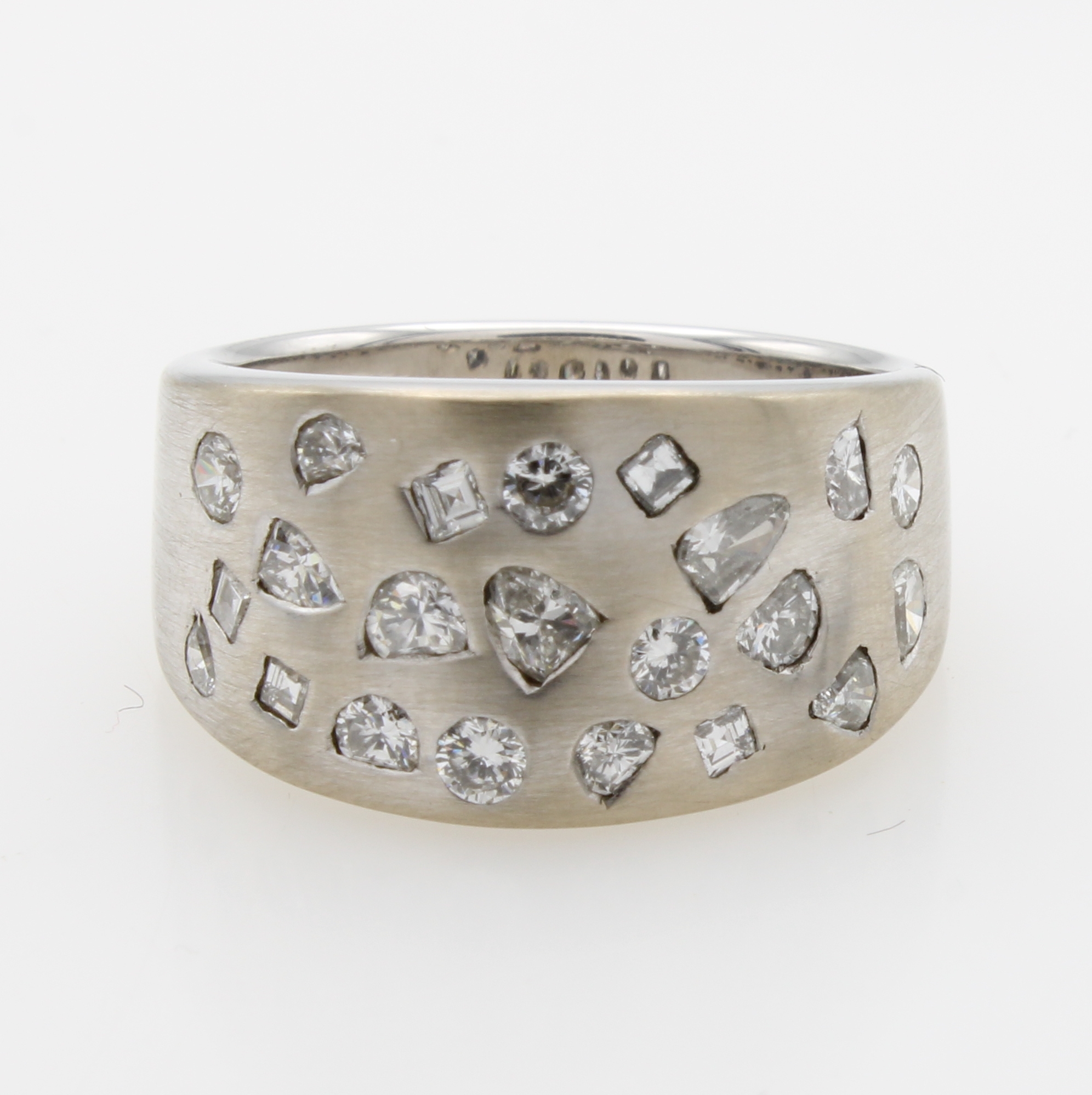 Image 27054928 - Ring mit Diamanten, WG 585/000, z.T. matt., Diam. in versch. Schliffarten in Schiene ...