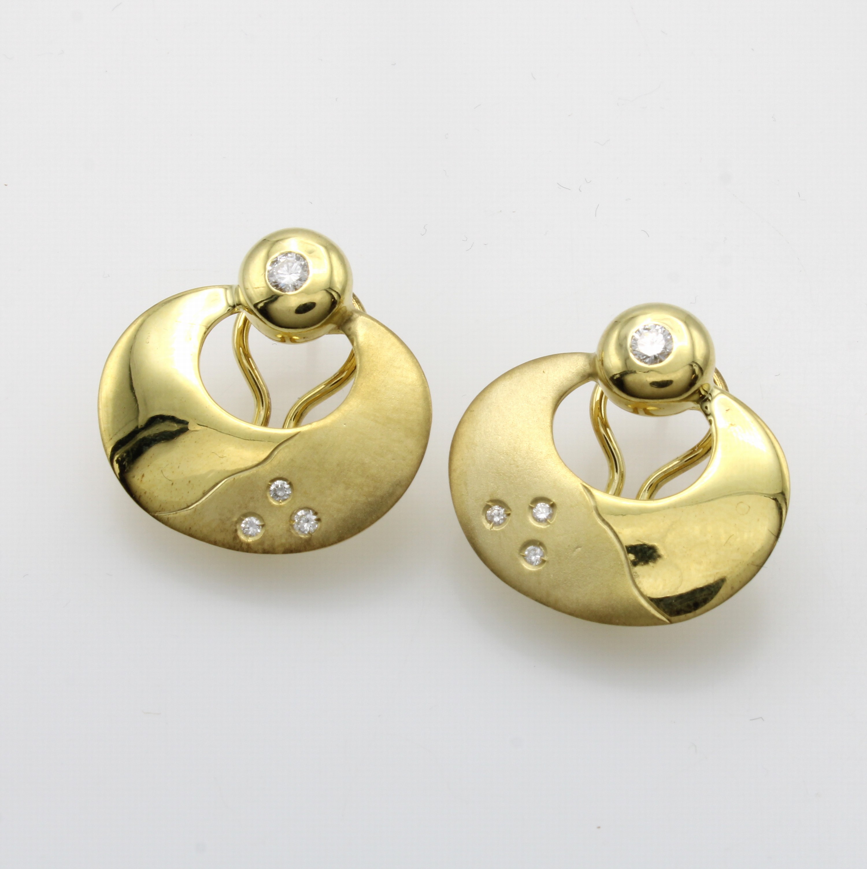 Image 27054931 - Paar Ohrstecker mit Brillanten, GG 585/000, ovale Unterteile z.T. matt., 8 Brill. zus. ...