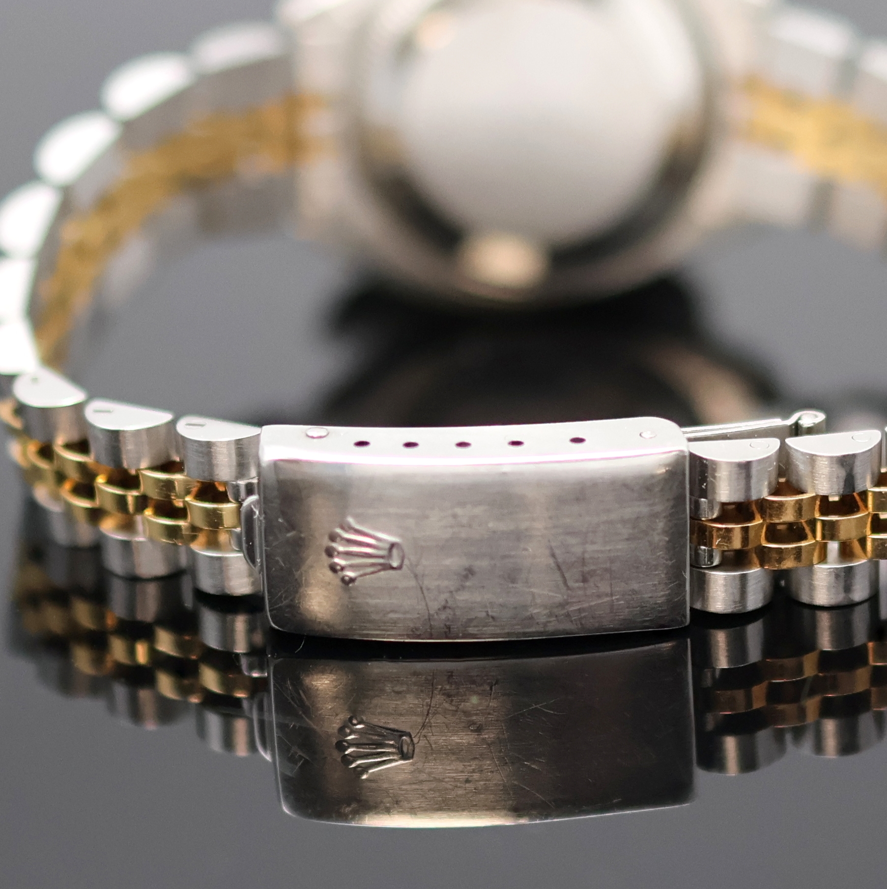 Detail d: ROLEX Datejust Damenarmbanduhr Referenz 6917, Schweiz um 1975, Automatik, Edelstahl/Gold komb. inkl. Jubileeband m. Faltschl., Boden und Krone ...