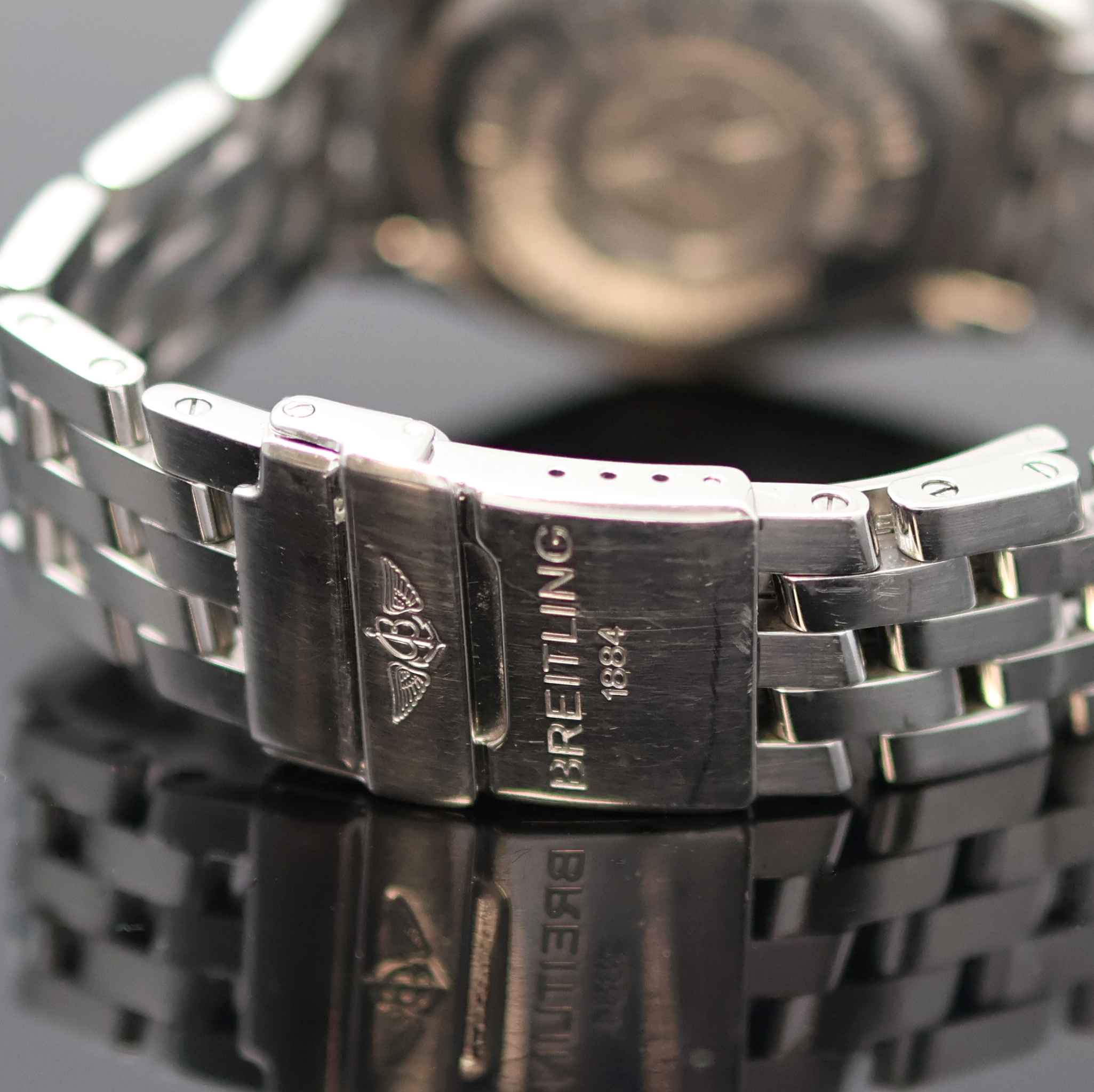 Detail d: BREITLING Herrenarmbanduhr Chrono Cockpit Referenz A13357, Automatik, Schweiz um 2007, Chronometer in Edelstahl inkl. Pilotband m. Faltschl., Boden ...