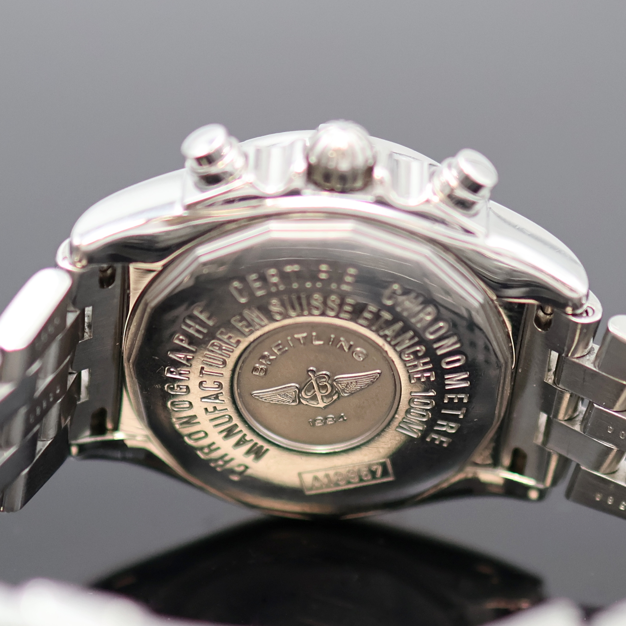 Detail e: BREITLING Herrenarmbanduhr Chrono Cockpit Referenz A13357, Automatik, Schweiz um 2007, Chronometer in Edelstahl inkl. Pilotband m. Faltschl., Boden ...