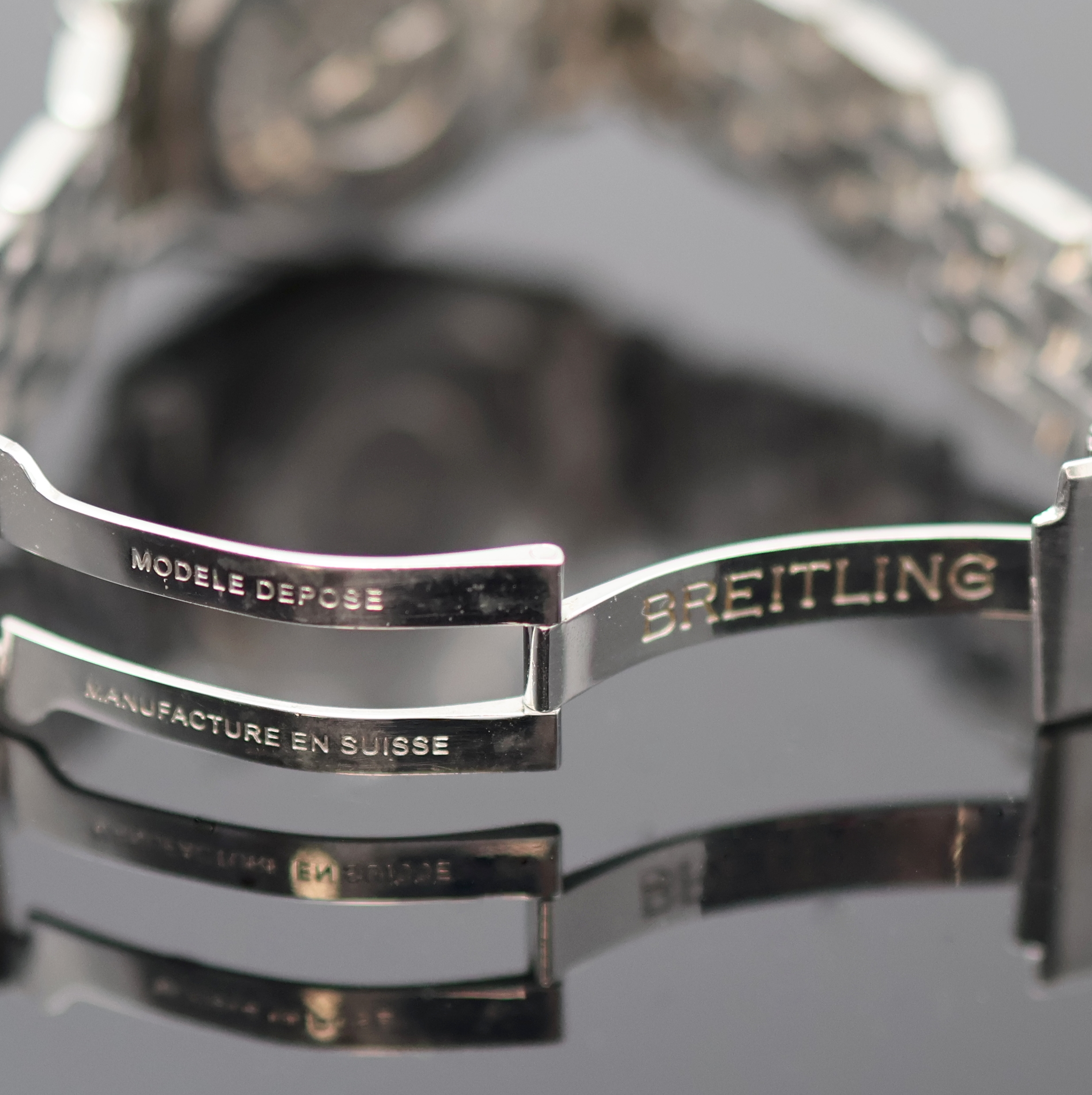 Detail f: BREITLING Herrenarmbanduhr Chrono Cockpit Referenz A13357, Automatik, Schweiz um 2007, Chronometer in Edelstahl inkl. Pilotband m. Faltschl., Boden ...