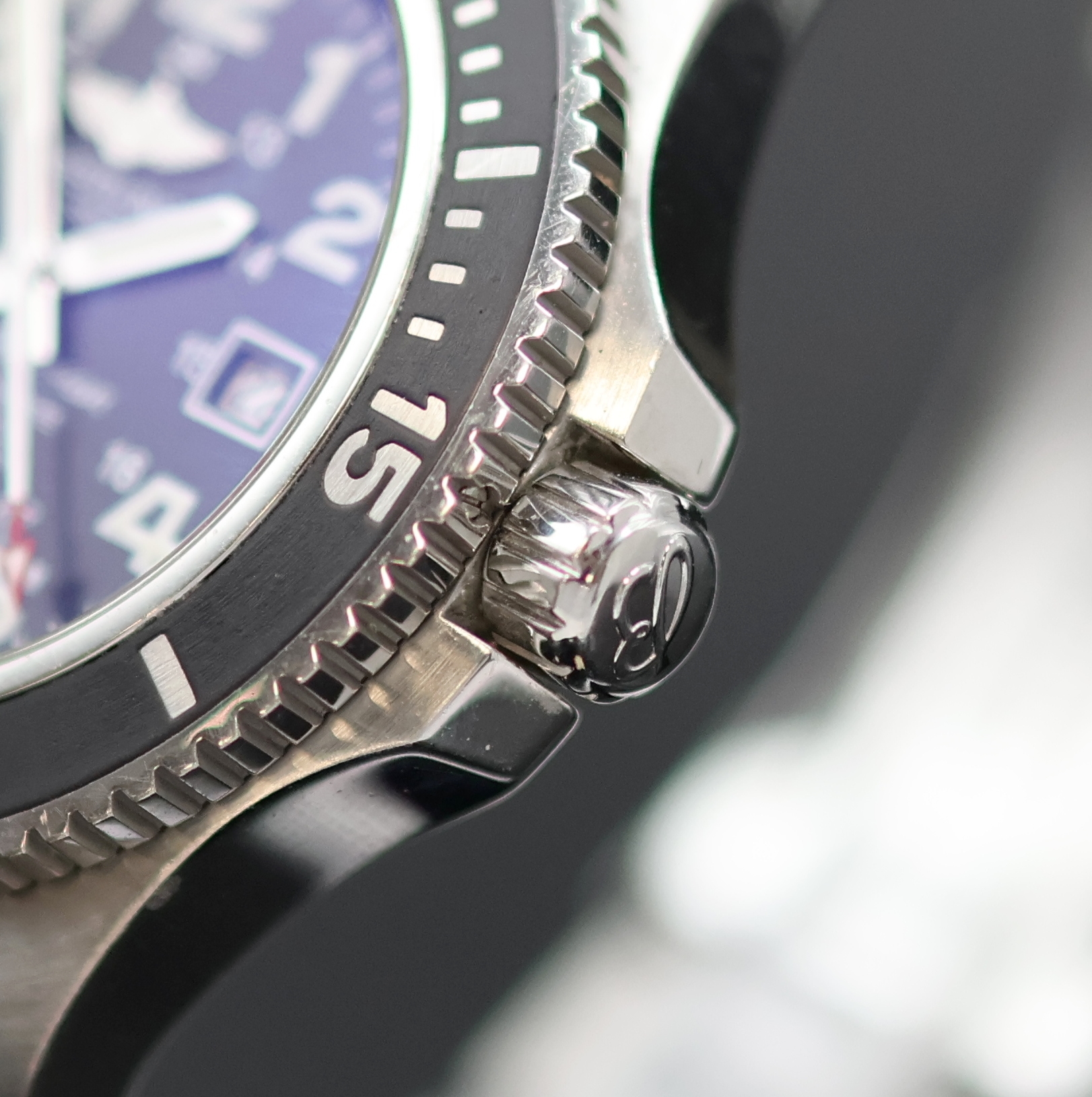 Detail d: BREITLING Herrenarmbanduhr Superocean II Referenz A17392, Automatik, Schweiz um 2017, Chronometer in Edelstahl inkl. Gliederband m. Faltschl., Boden ...