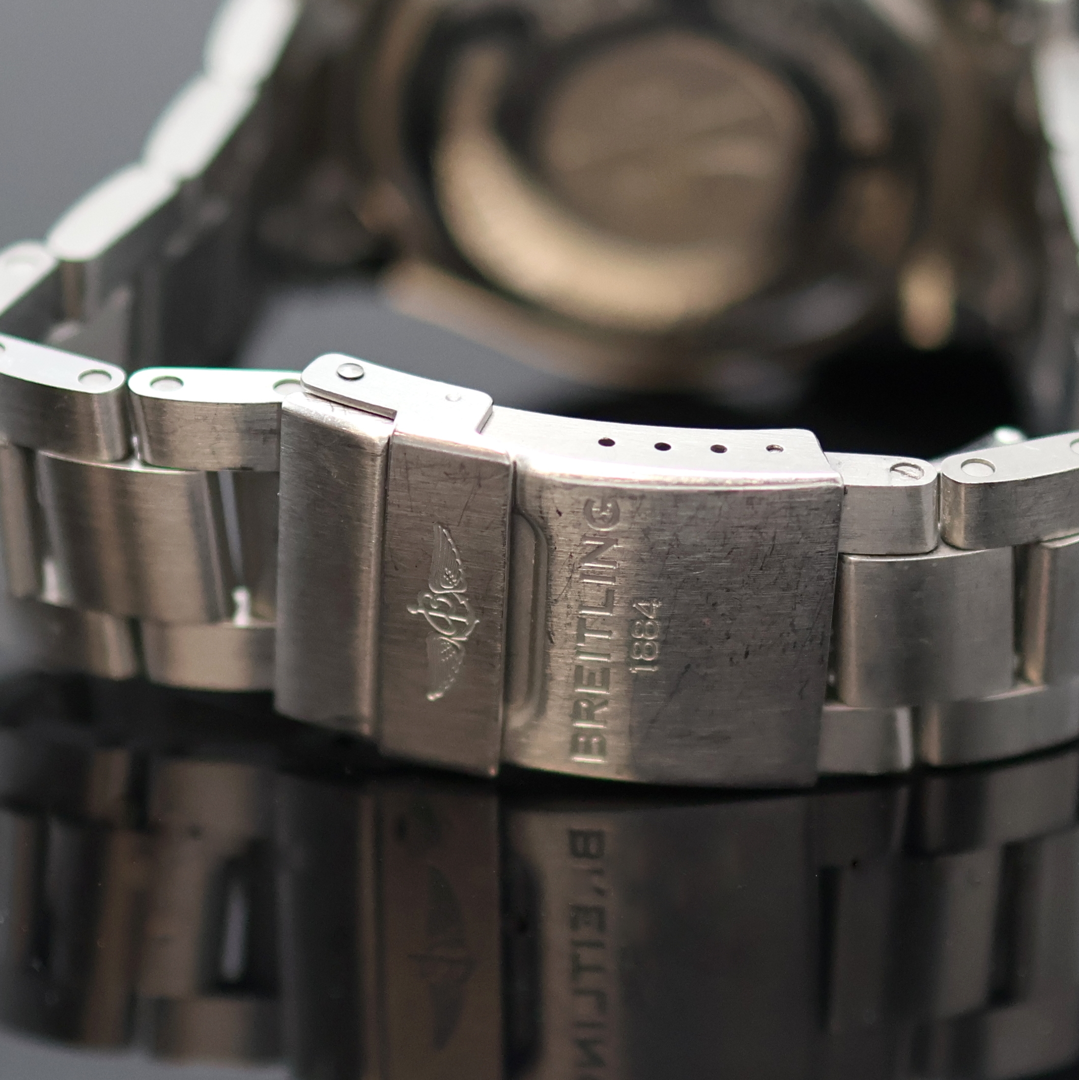 Detail e: BREITLING Herrenarmbanduhr Superocean II Referenz A17392, Automatik, Schweiz um 2017, Chronometer in Edelstahl inkl. Gliederband m. Faltschl., Boden ...