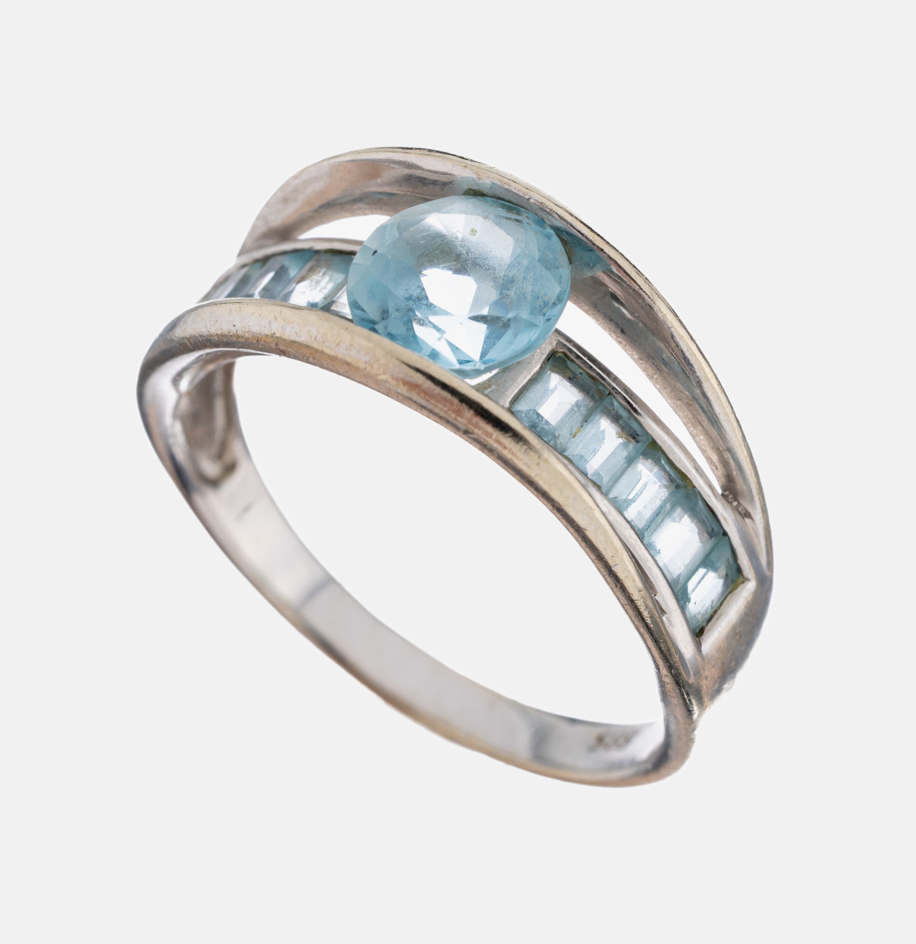 Image 27054939 - 14 kt Gold Blautopas-Ring, WG 585/000, rundfacett. Blautopas und Blautopascarrees ...