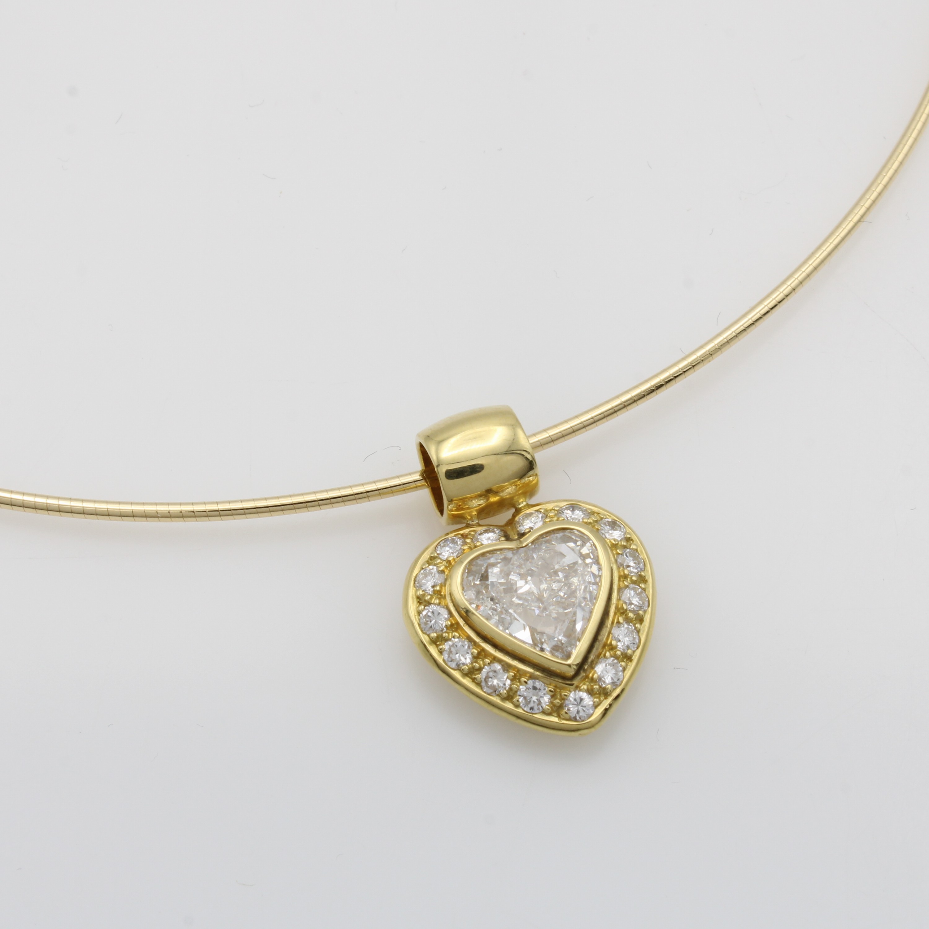 Image 27054945 - Anhänger mit Diamant und Brillanten an Omega- reif, GG 750/000, Diamantherz ca. 1.77 ct ...