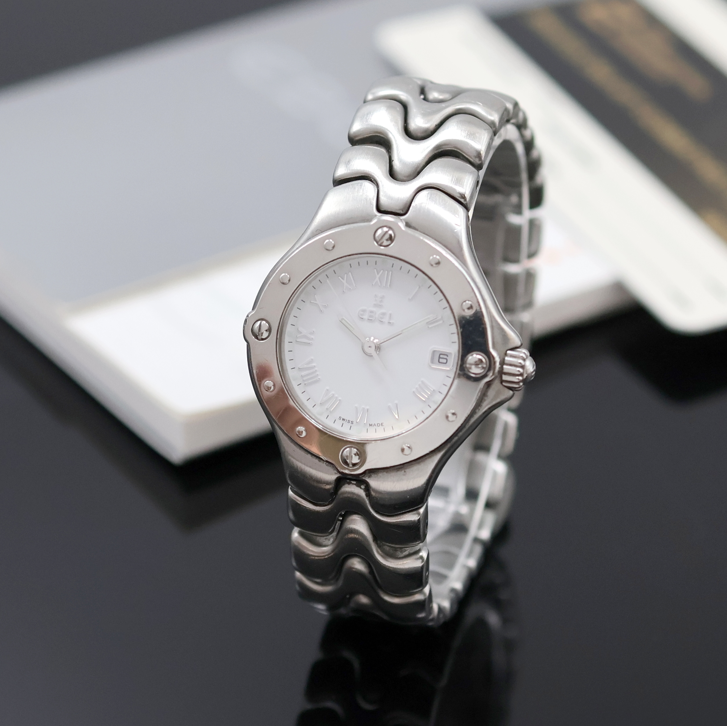 Detail a: EBEL Sportwave Armbanduhr in Stahl Referenz 9087621, Schweiz um 2000, quarz, orig. Gliederband m. dopp. Faltschl., Boden verschr., weißes Zifferbl. ...