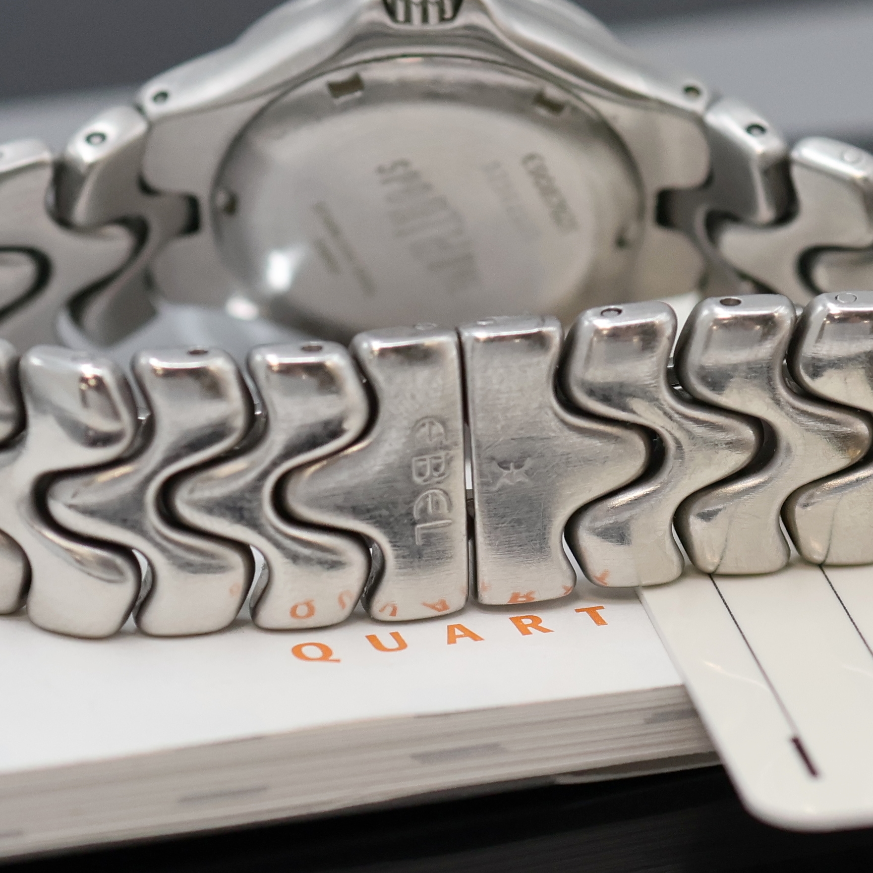 Detail d: EBEL Sportwave Armbanduhr in Stahl Referenz 9087621, Schweiz um 2000, quarz, orig. Gliederband m. dopp. Faltschl., Boden verschr., weißes Zifferbl. ...