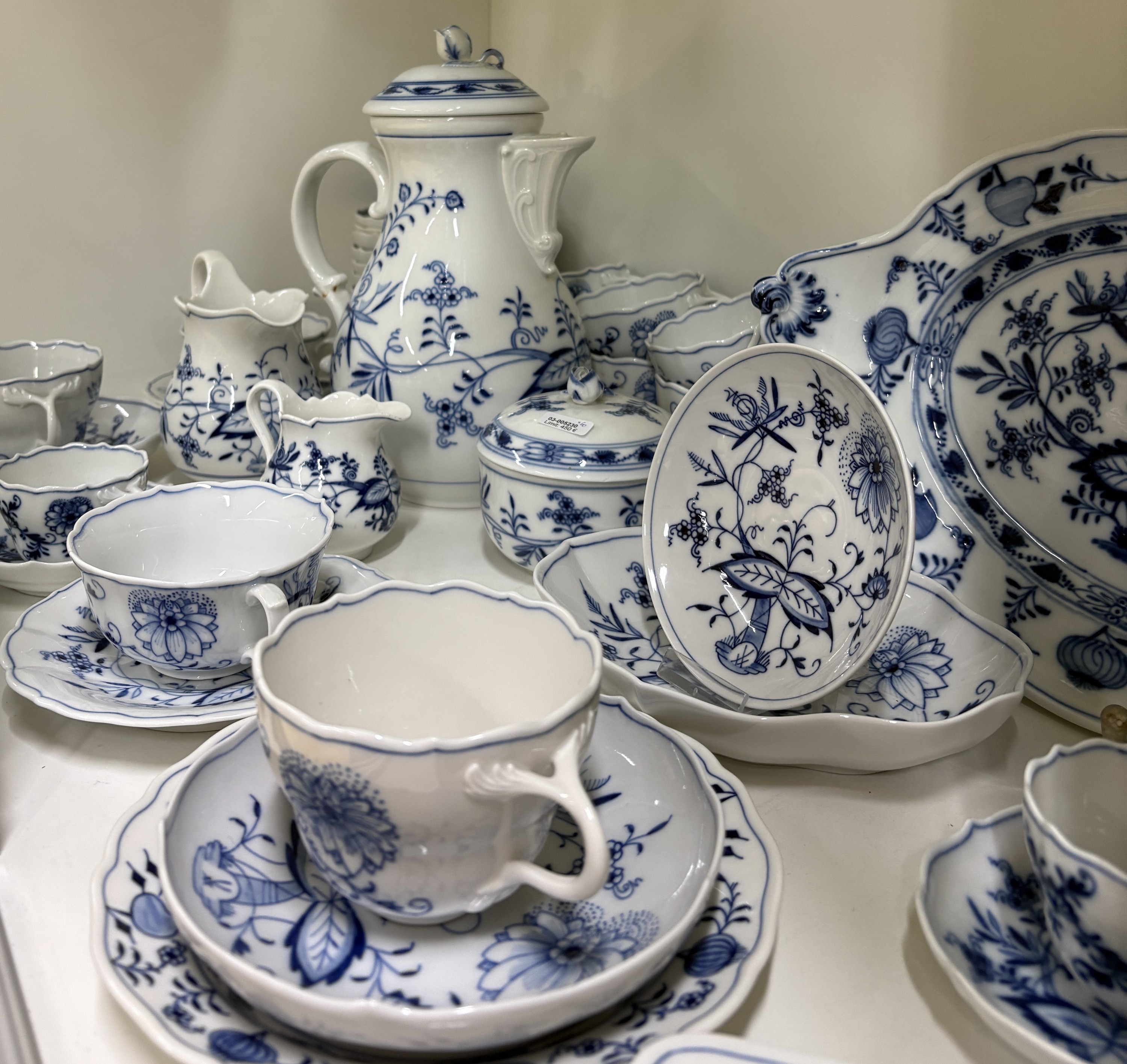 Detail a: Kaffee- und Teeservice, Meissen, 2. Hälfte 20. Jh., Zwiebelmuster, Kaffeekanne, große und kleine Zuckerdose, gr. und kl. Milchkännchen, 1 x best., ...