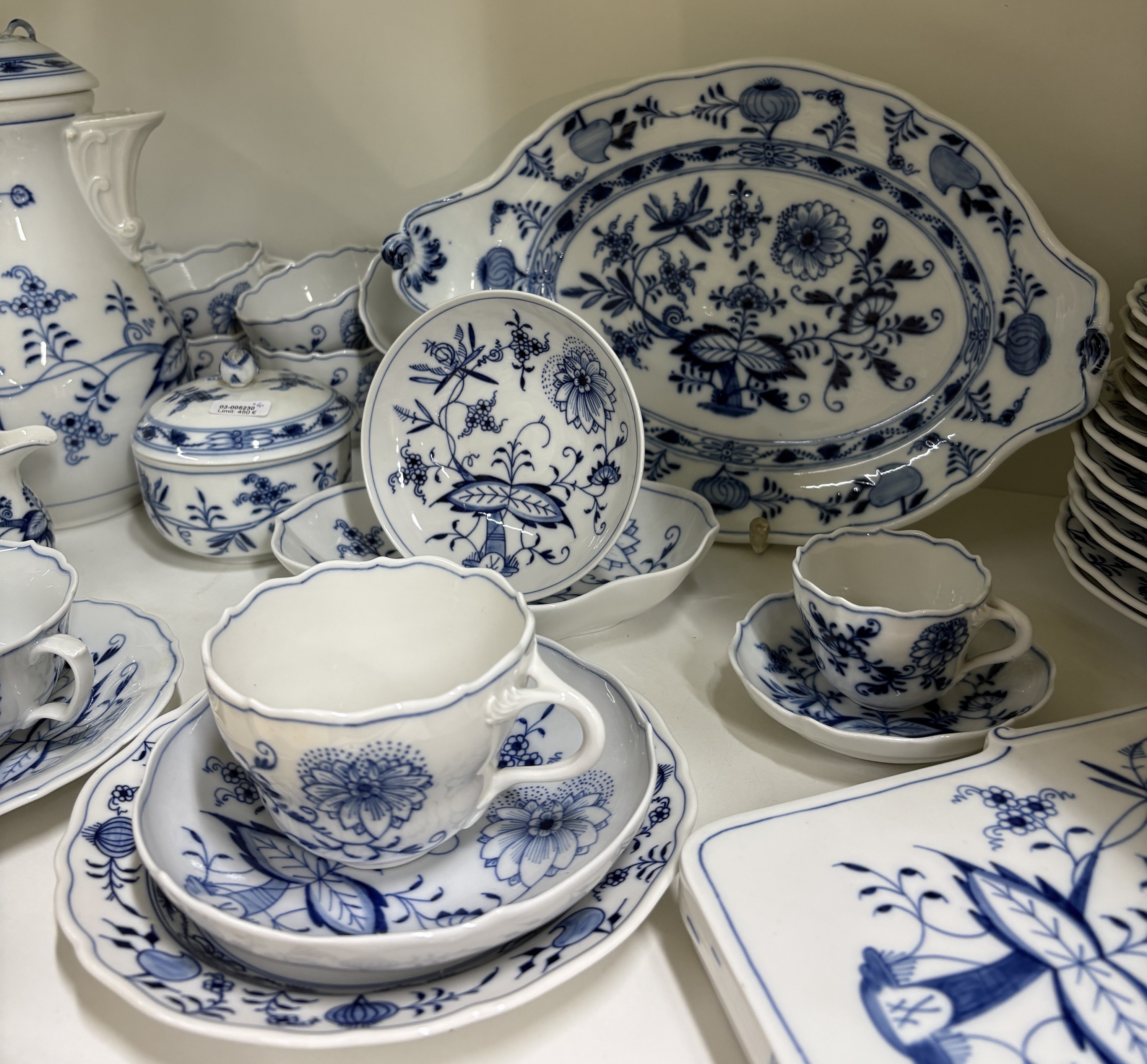 Detail b: Kaffee- und Teeservice, Meissen, 2. Hälfte 20. Jh., Zwiebelmuster, Kaffeekanne, große und kleine Zuckerdose, gr. und kl. Milchkännchen, 1 x best., ...