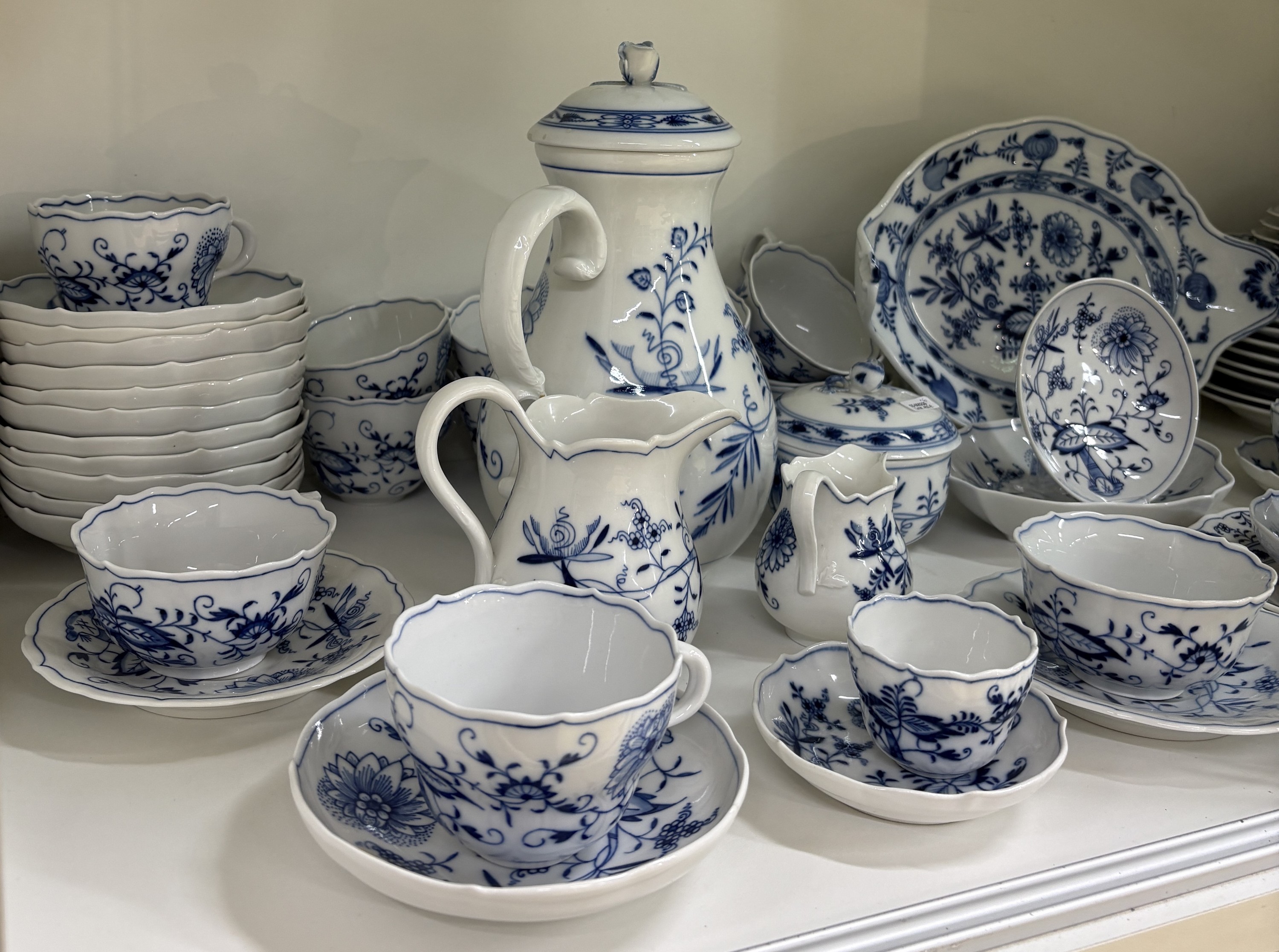 Detail c: Kaffee- und Teeservice, Meissen, 2. Hälfte 20. Jh., Zwiebelmuster, Kaffeekanne, große und kleine Zuckerdose, gr. und kl. Milchkännchen, 1 x best., ...