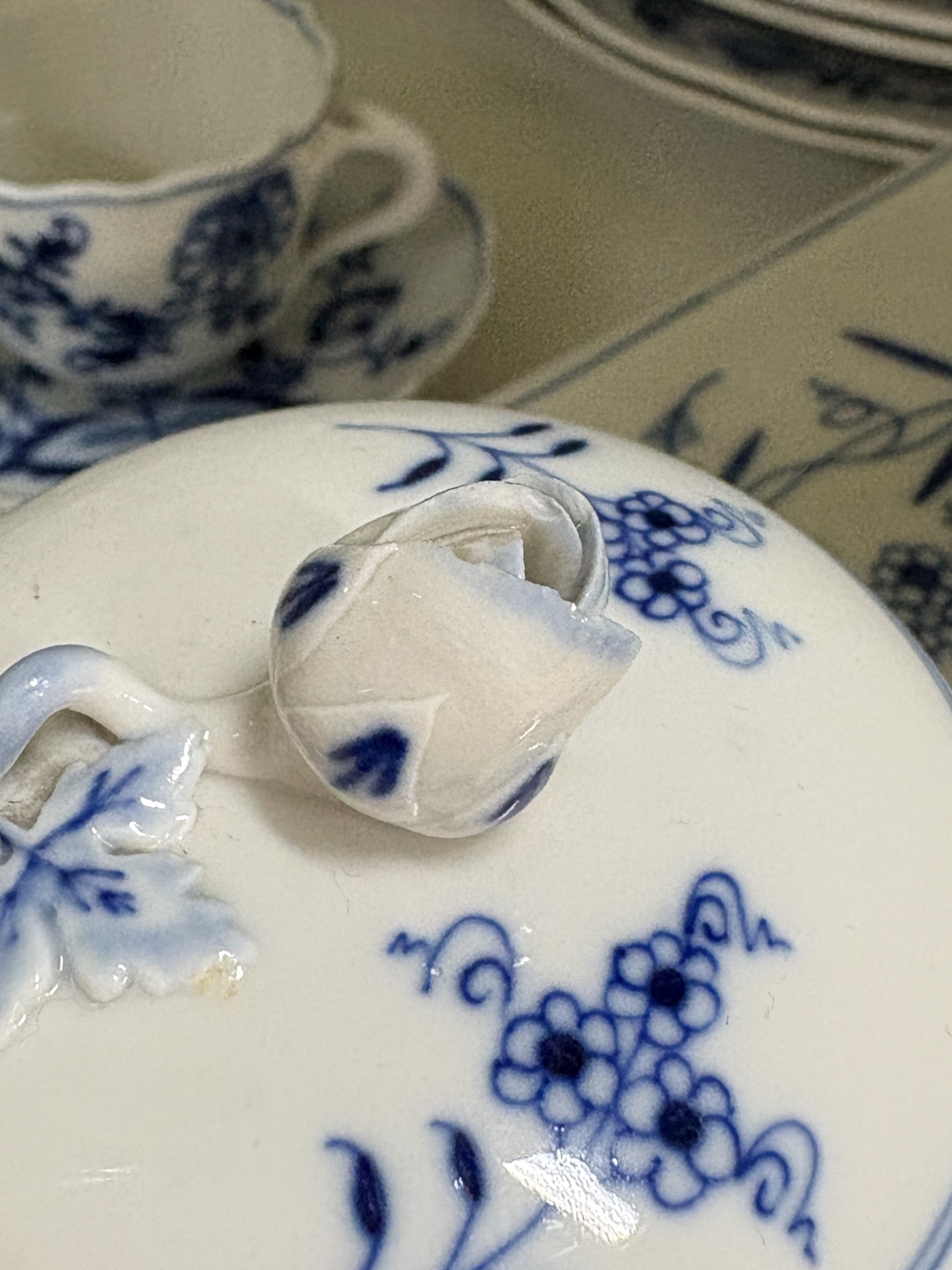 Detail e: Kaffee- und Teeservice, Meissen, 2. Hälfte 20. Jh., Zwiebelmuster, Kaffeekanne, große und kleine Zuckerdose, gr. und kl. Milchkännchen, 1 x best., ...