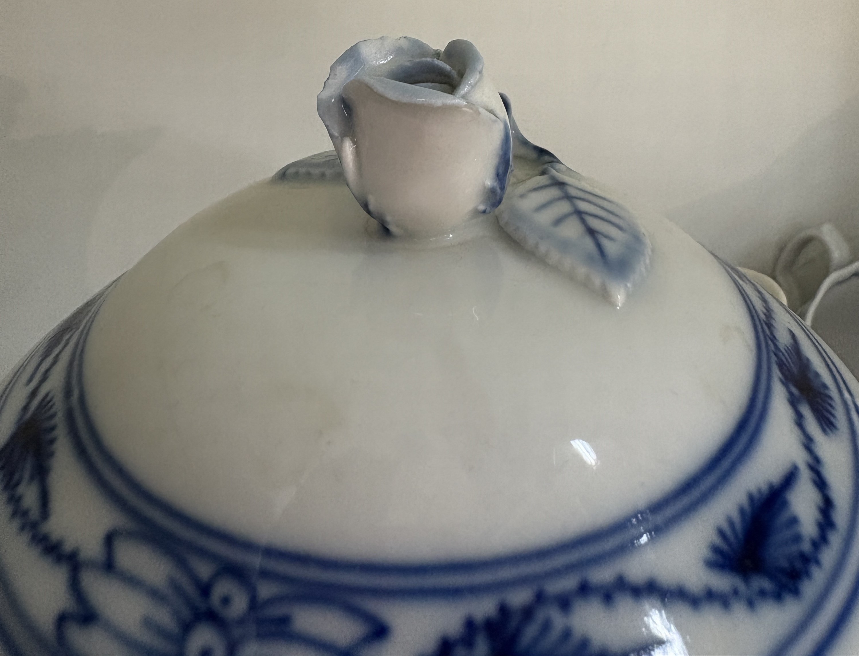 Detail f: Kaffee- und Teeservice, Meissen, 2. Hälfte 20. Jh., Zwiebelmuster, Kaffeekanne, große und kleine Zuckerdose, gr. und kl. Milchkännchen, 1 x best., ...