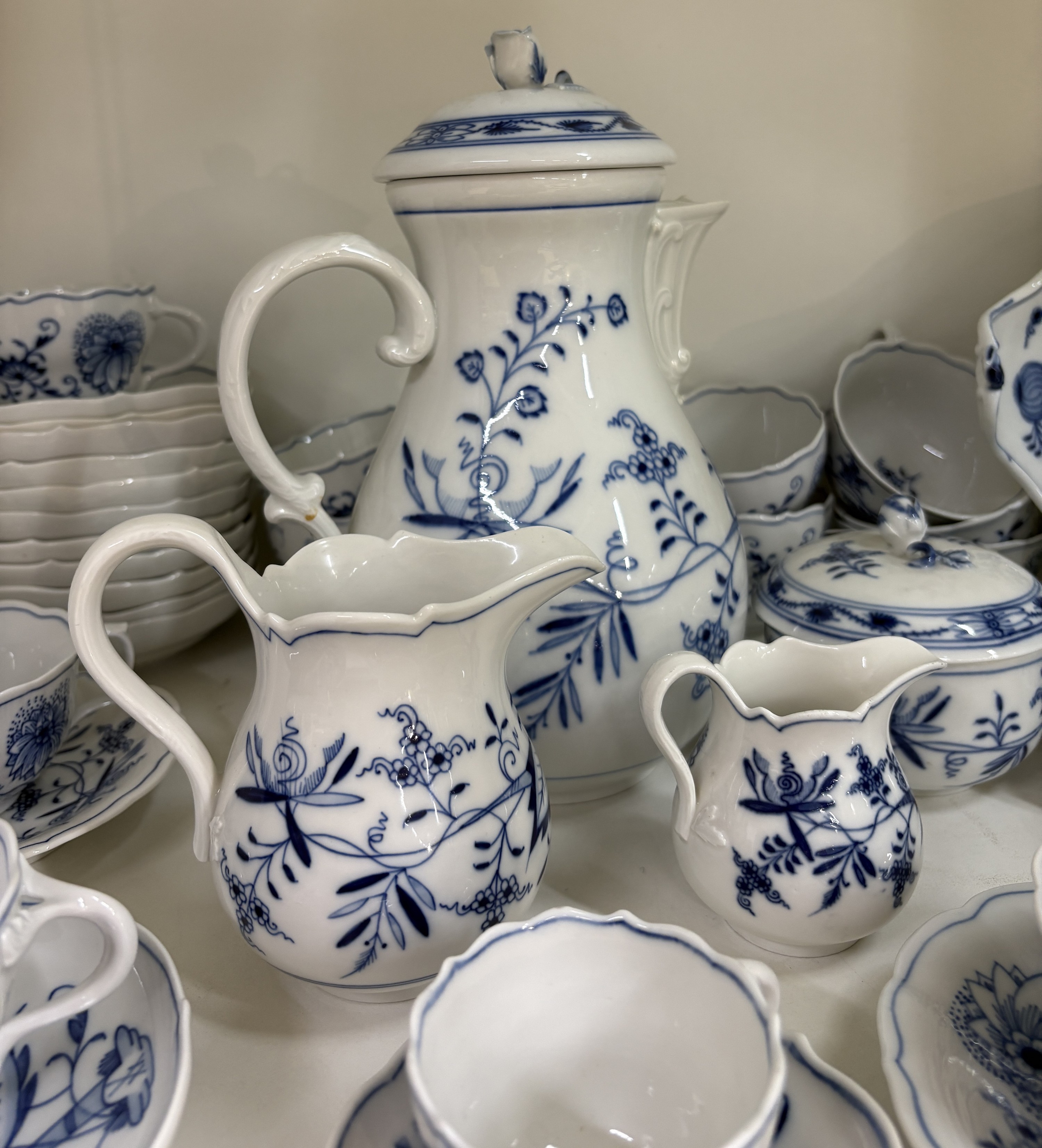 Detail g: Kaffee- und Teeservice, Meissen, 2. Hälfte 20. Jh., Zwiebelmuster, Kaffeekanne, große und kleine Zuckerdose, gr. und kl. Milchkännchen, 1 x best., ...