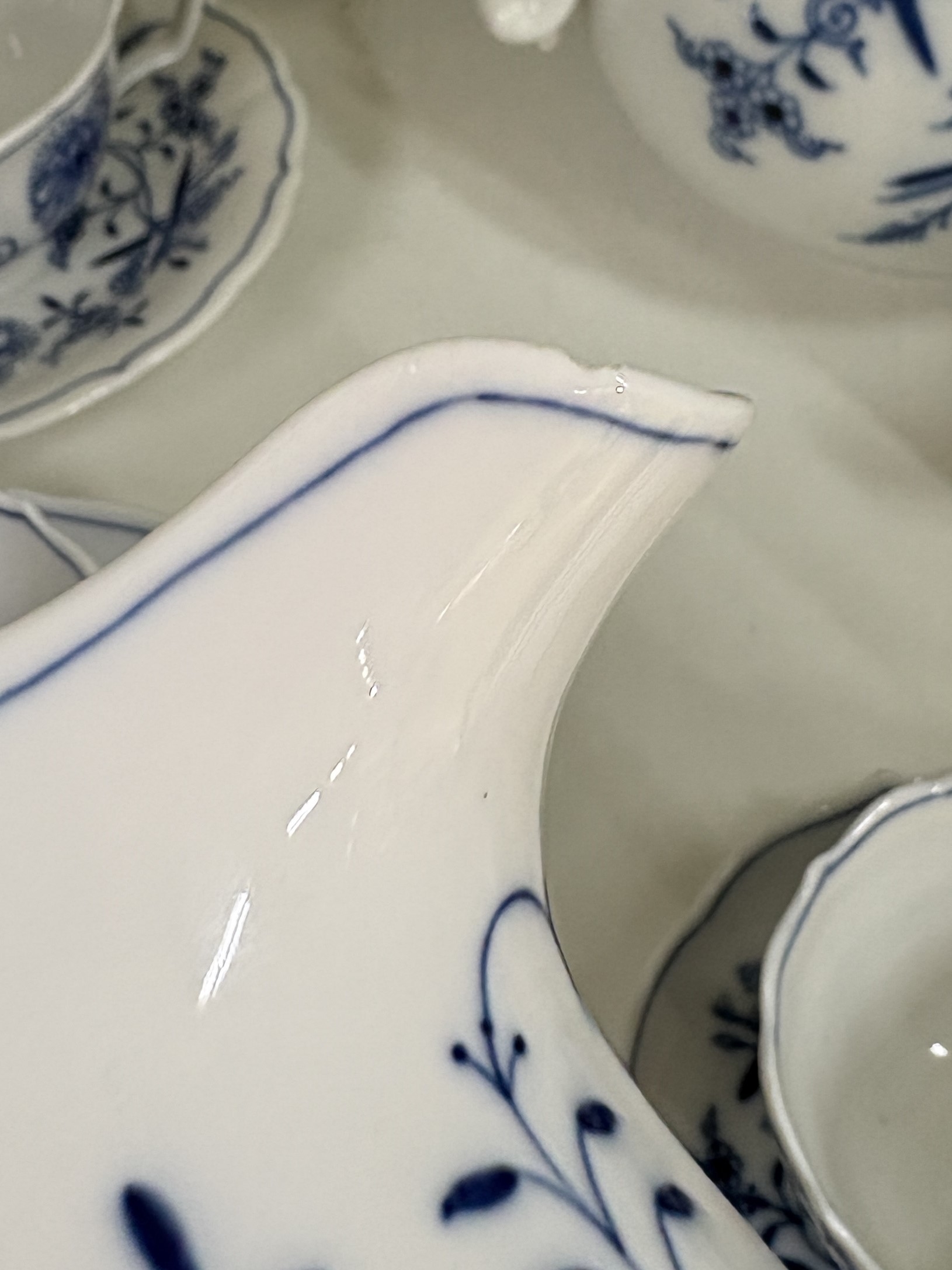 Detail h: Kaffee- und Teeservice, Meissen, 2. Hälfte 20. Jh., Zwiebelmuster, Kaffeekanne, große und kleine Zuckerdose, gr. und kl. Milchkännchen, 1 x best., ...