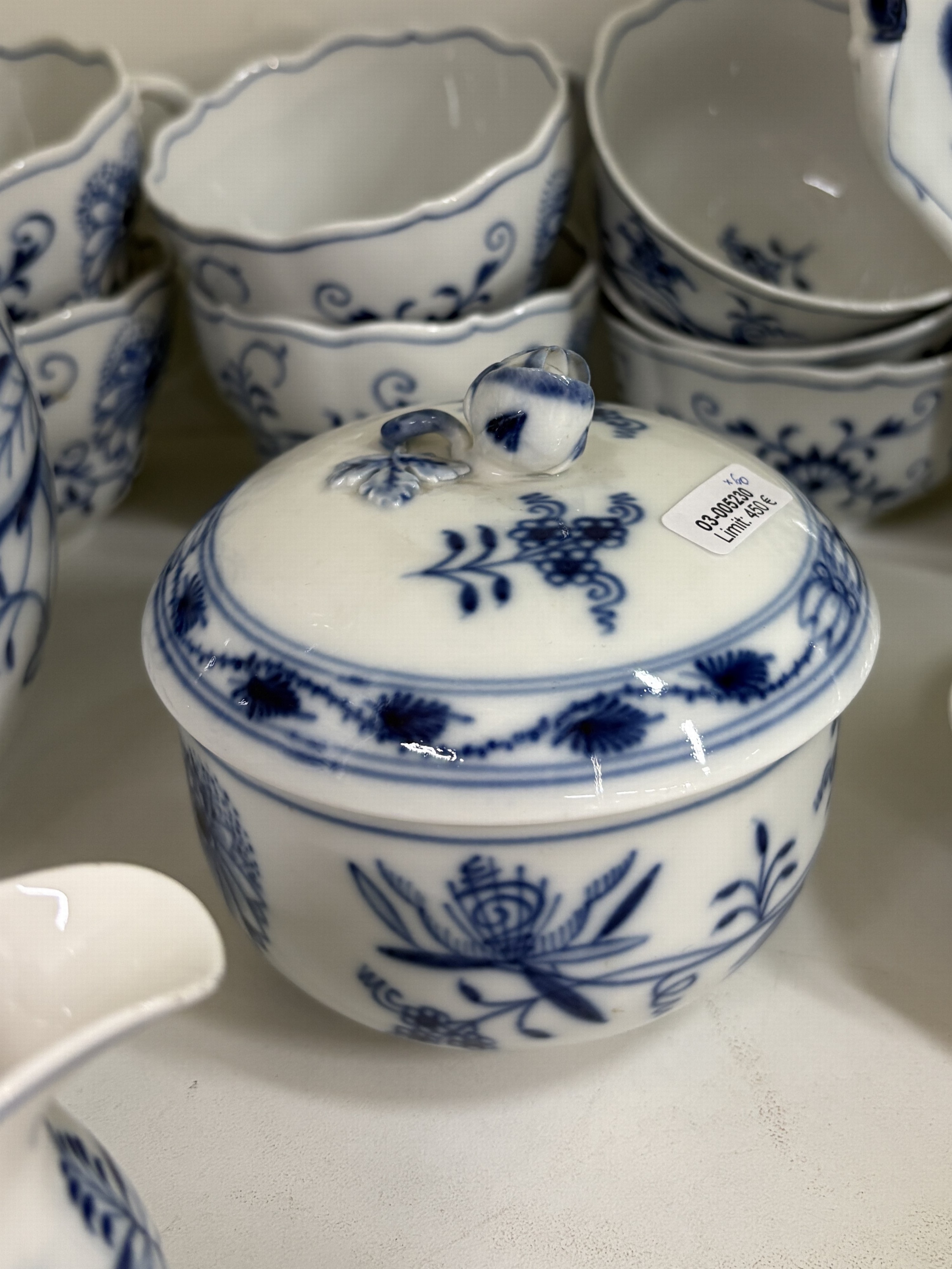 Detail n: Kaffee- und Teeservice, Meissen, 2. Hälfte 20. Jh., Zwiebelmuster, Kaffeekanne, große und kleine Zuckerdose, gr. und kl. Milchkännchen, 1 x best., ...