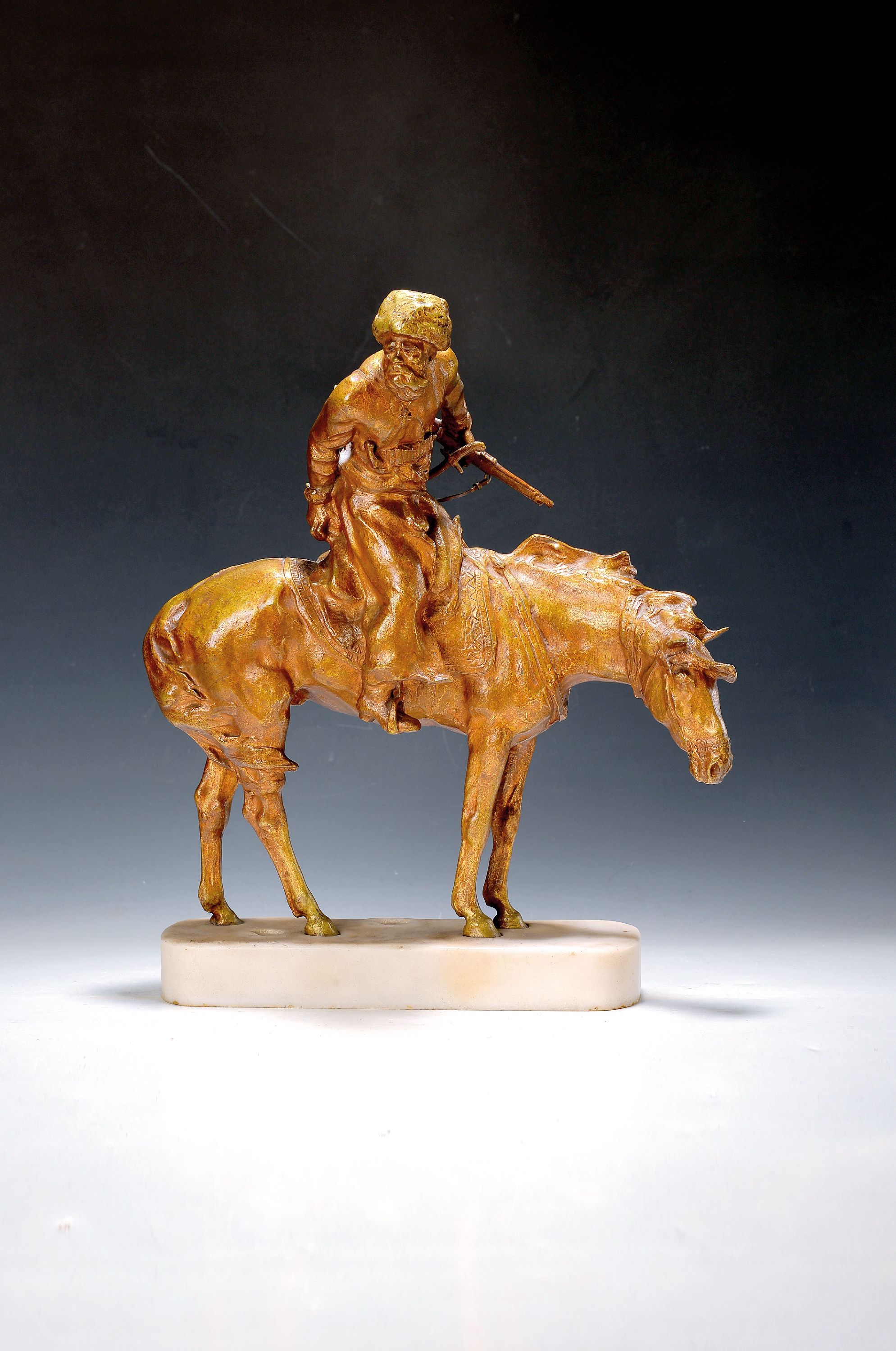 René Paris, 1881 - 1970, Bronzefigur, Kosake zu Pferd im Schnee, auf dem Sockel signiert, patiniert, heller Steinsockel mit Hufabdrücken, ...