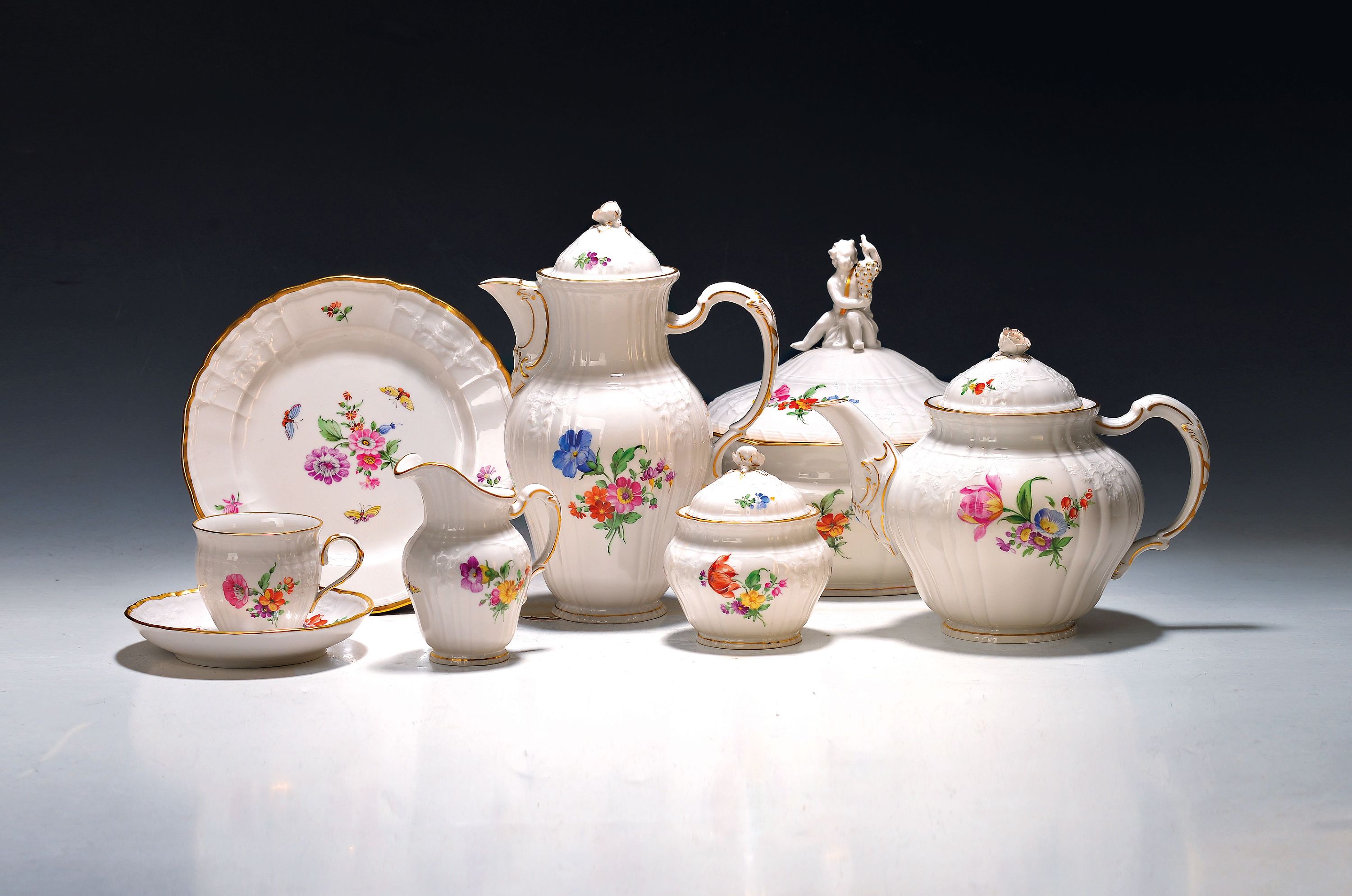 Service, KPM Berlin, 20. Jh., Porzellan, Rocaille, Blumenmalerei, Kaffeekanne, Teekanne, Milchkännchen, Zuckerdose, sechs Kaffeetassen mit ...