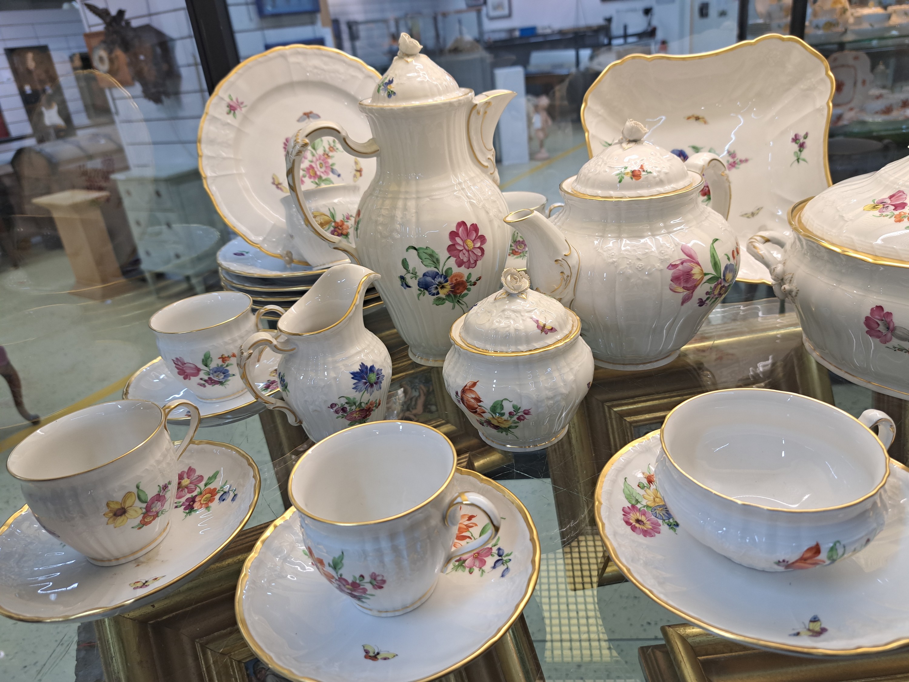 Detail a: Service, KPM Berlin, 20. Jh., Porzellan, Rocaille, Blumenmalerei, Kaffeekanne, Teekanne, Milchkännchen, Zuckerdose, sechs Kaffeetassen mit ...