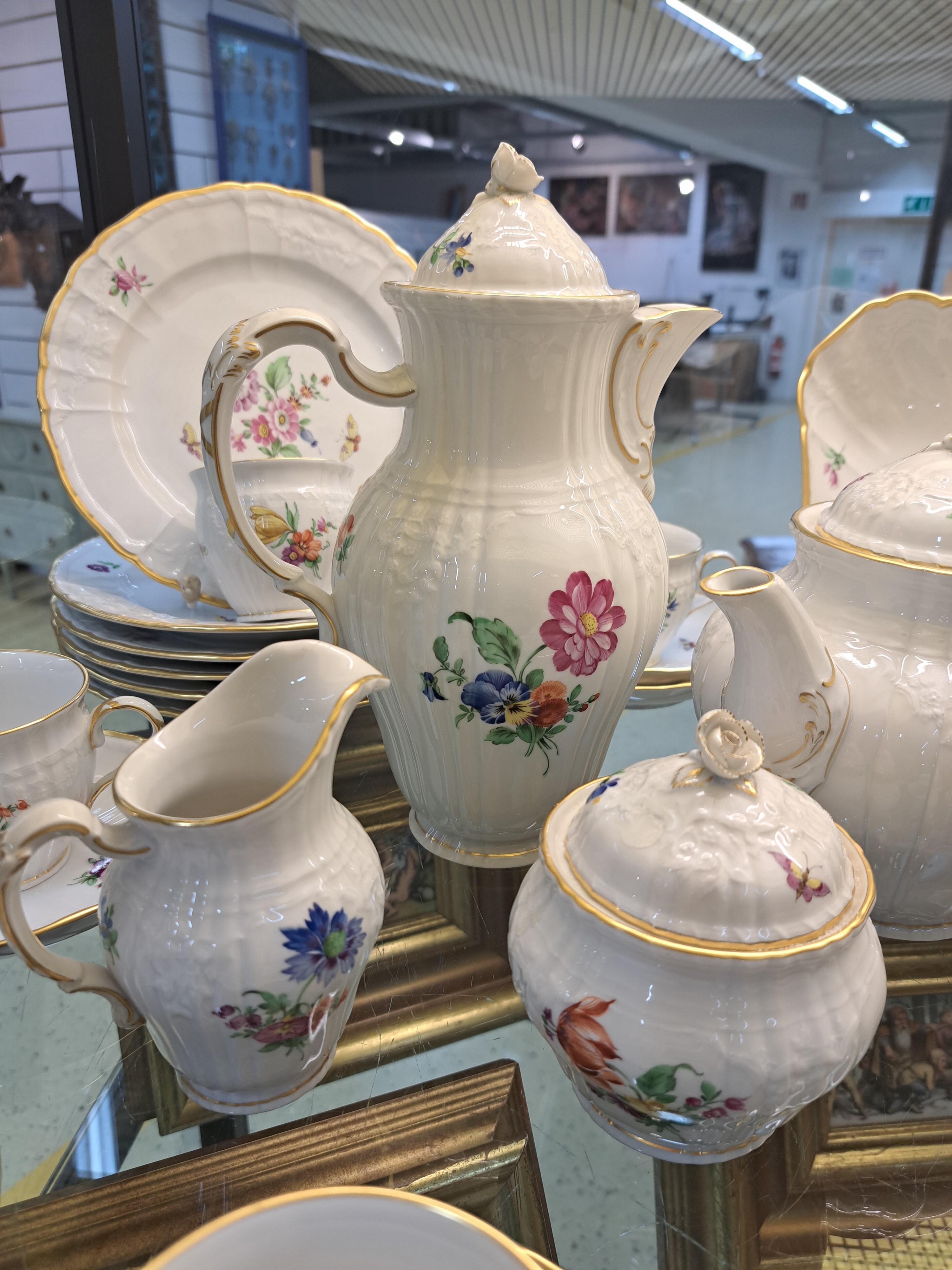 Detail c: Service, KPM Berlin, 20. Jh., Porzellan, Rocaille, Blumenmalerei, Kaffeekanne, Teekanne, Milchkännchen, Zuckerdose, sechs Kaffeetassen mit ...