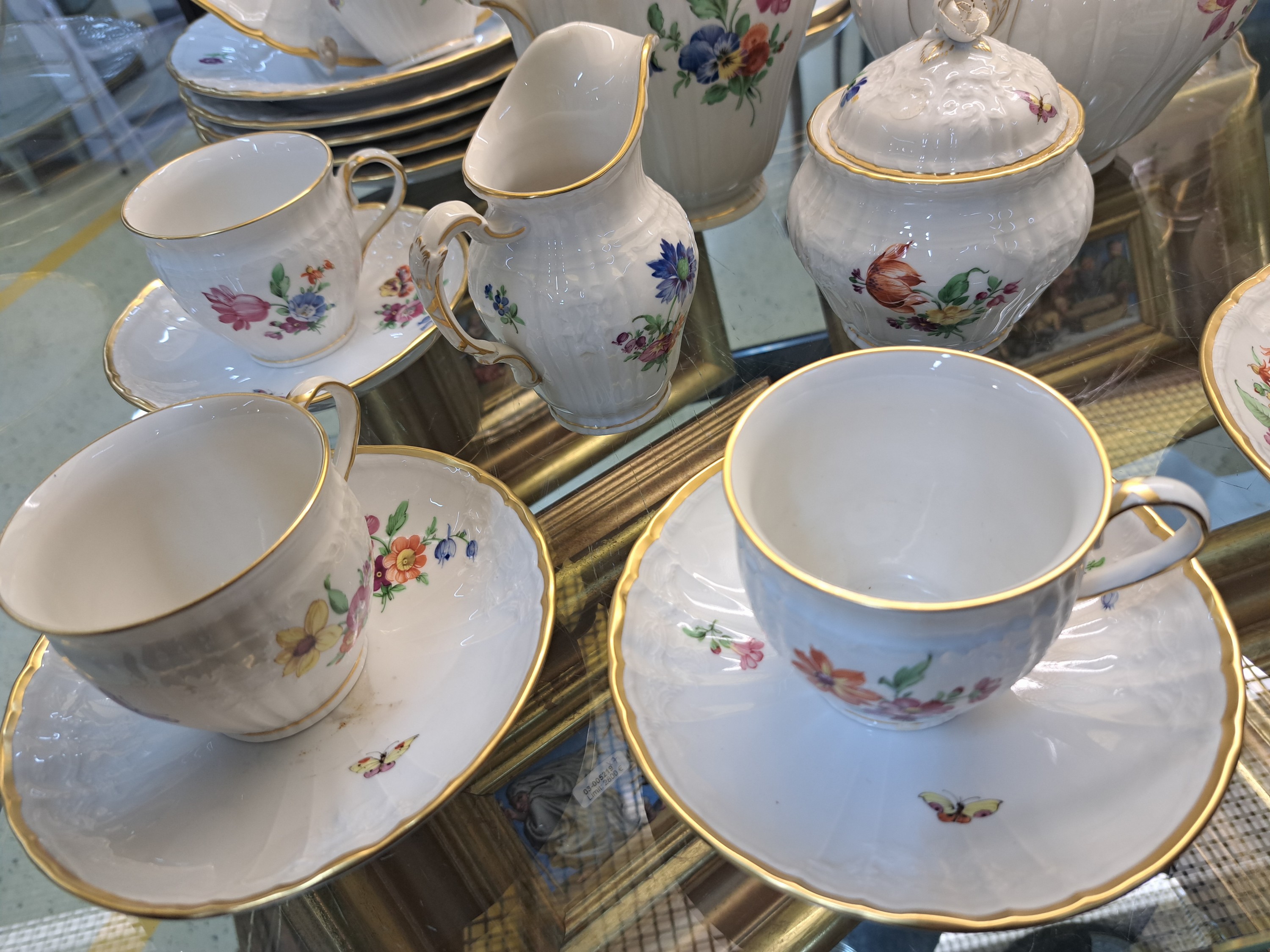 Detail e: Service, KPM Berlin, 20. Jh., Porzellan, Rocaille, Blumenmalerei, Kaffeekanne, Teekanne, Milchkännchen, Zuckerdose, sechs Kaffeetassen mit ...