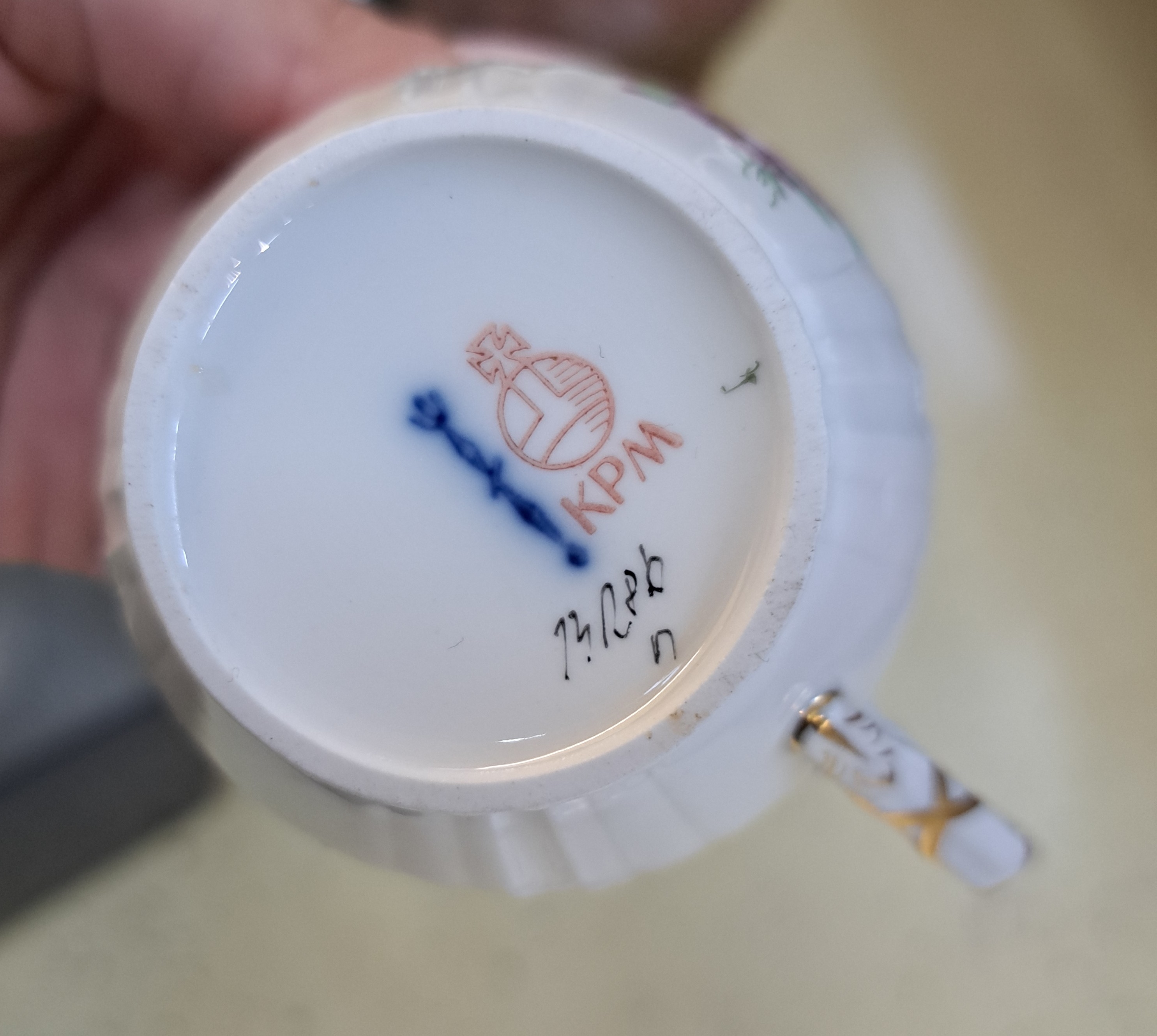 Detail f: Service, KPM Berlin, 20. Jh., Porzellan, Rocaille, Blumenmalerei, Kaffeekanne, Teekanne, Milchkännchen, Zuckerdose, sechs Kaffeetassen mit ...
