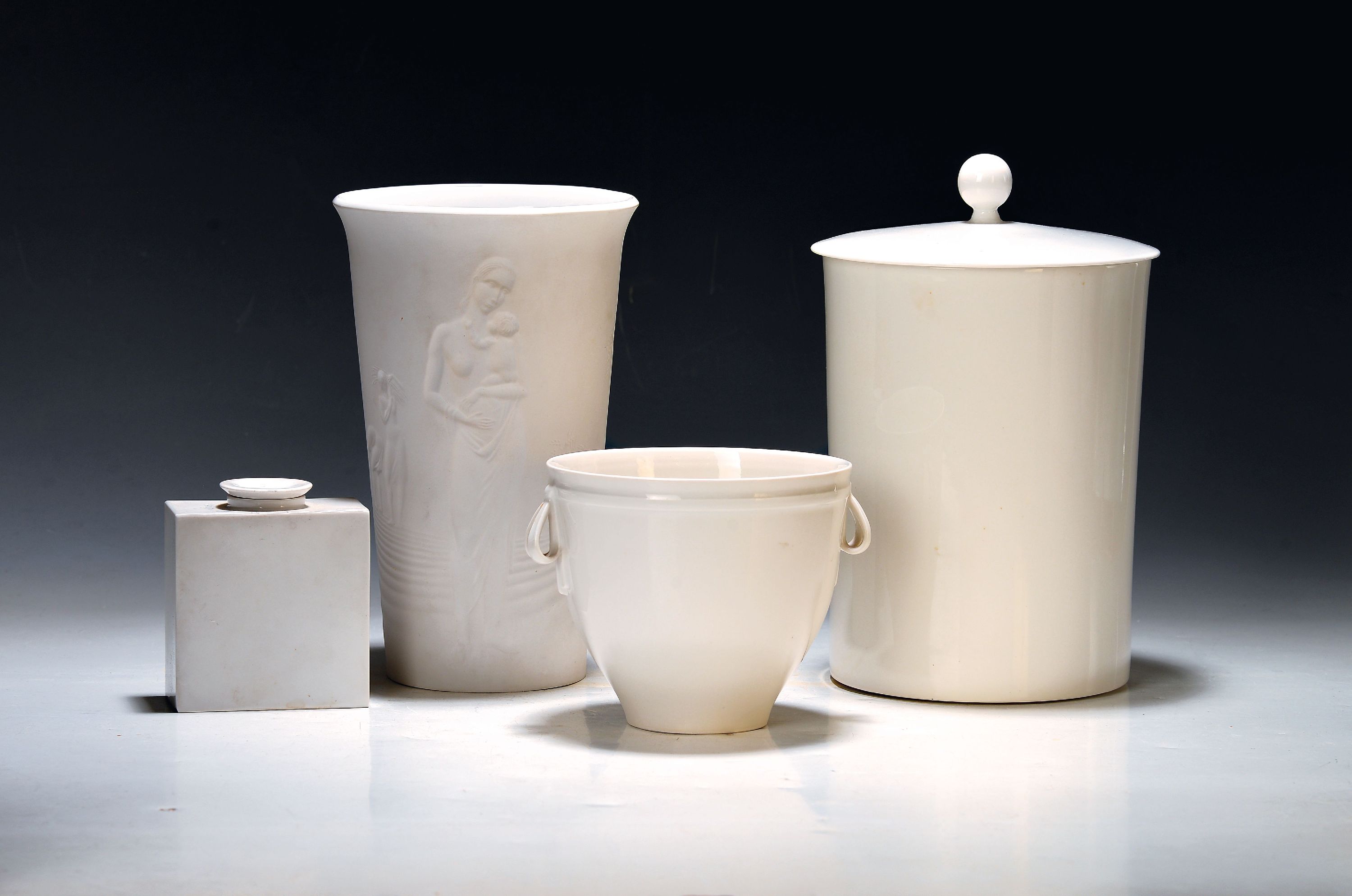Image 27054981 - 4 Gefäße, KPM Berlin, 20.Jh., Weißporzellan, hohe Deckeldose H. 24 cm; Teedose (Ecke ...