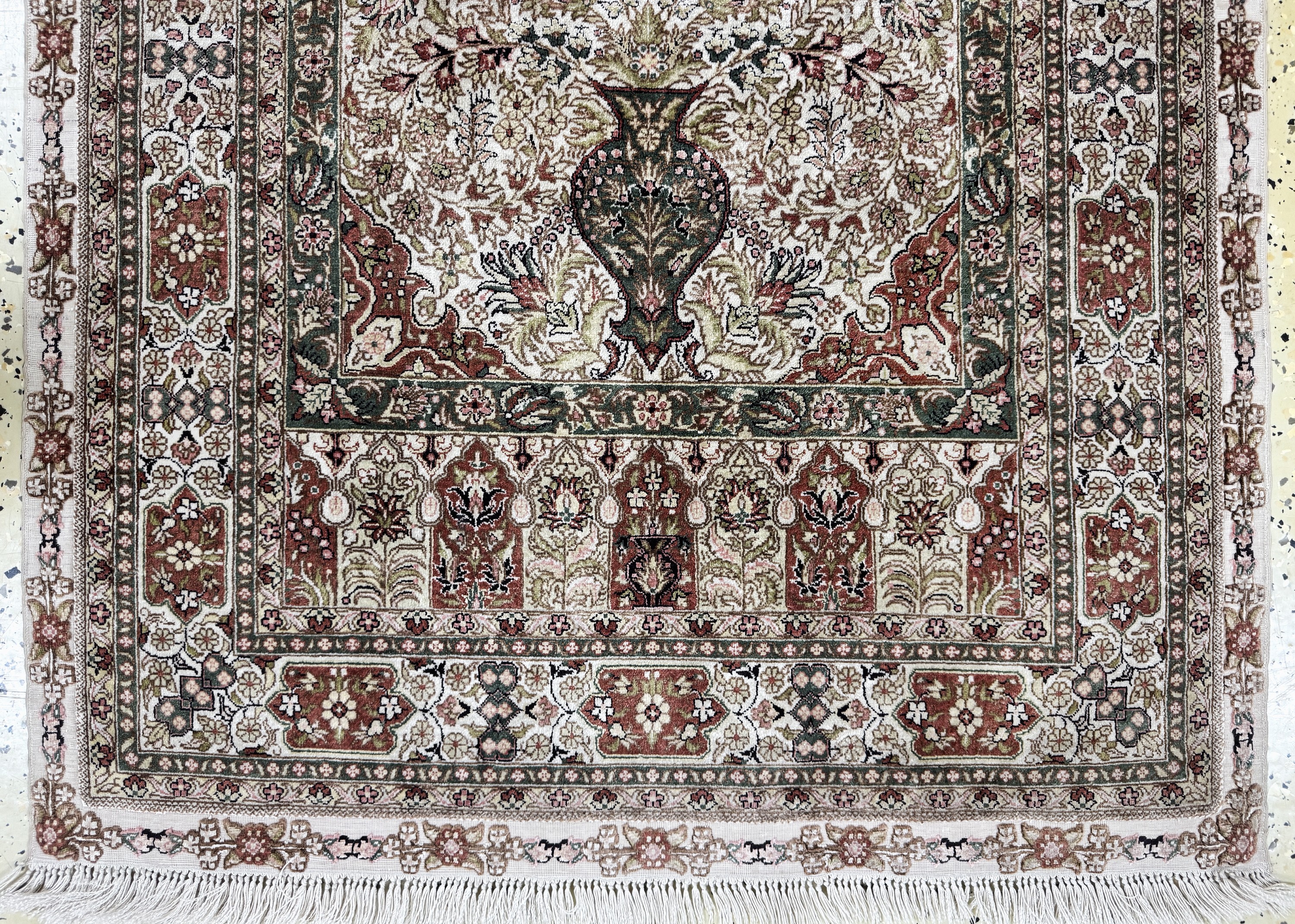 Detail b: Hereke Seide fein, China, Ende 20.Jhd, reine Naturseide, ca. 123 x 77 cm, ca. 1,0 Mio. Kn/qm, EHZ: 2
