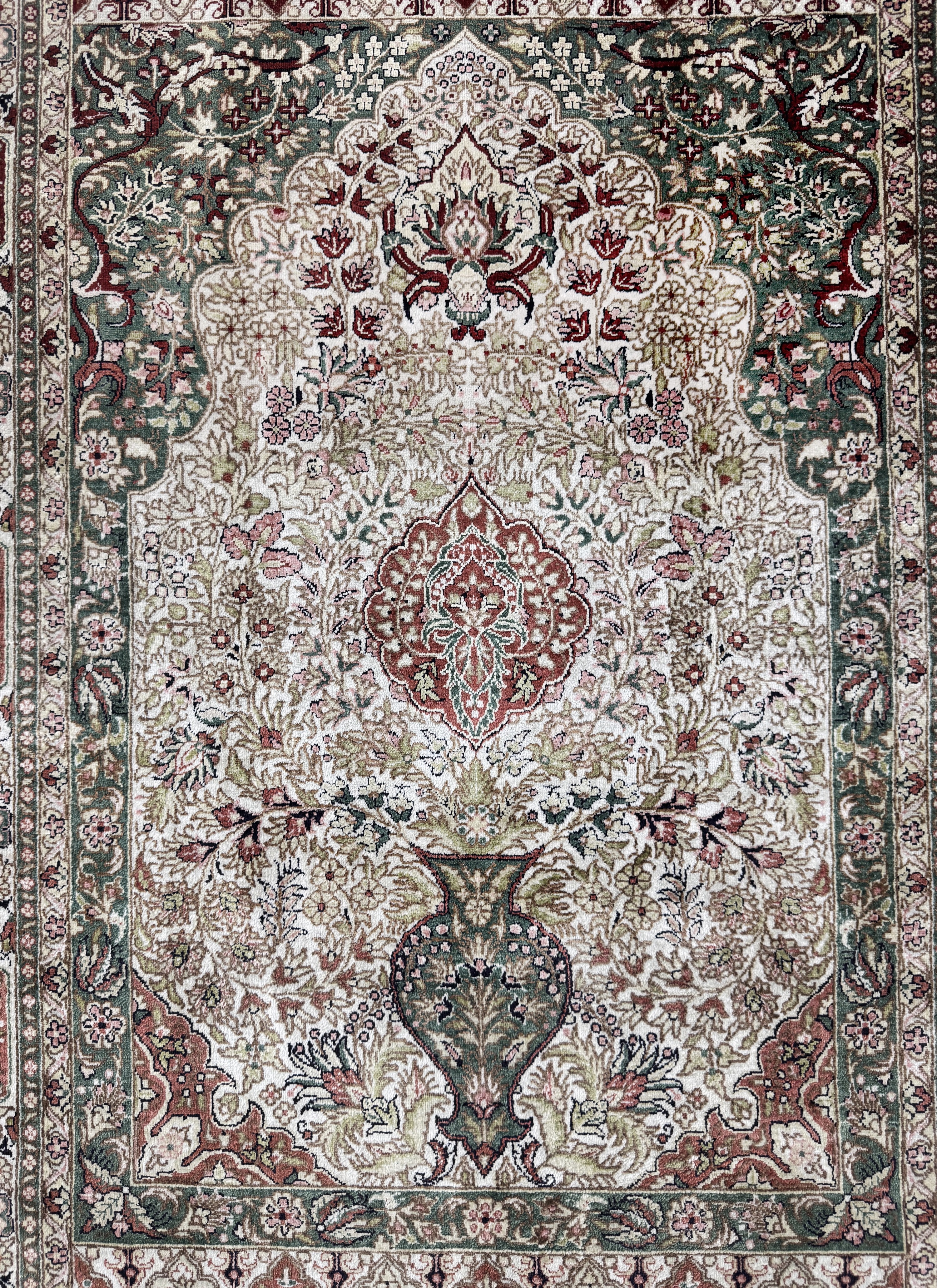 Detail c: Hereke Seide fein, China, Ende 20.Jhd, reine Naturseide, ca. 123 x 77 cm, ca. 1,0 Mio. Kn/qm, EHZ: 2