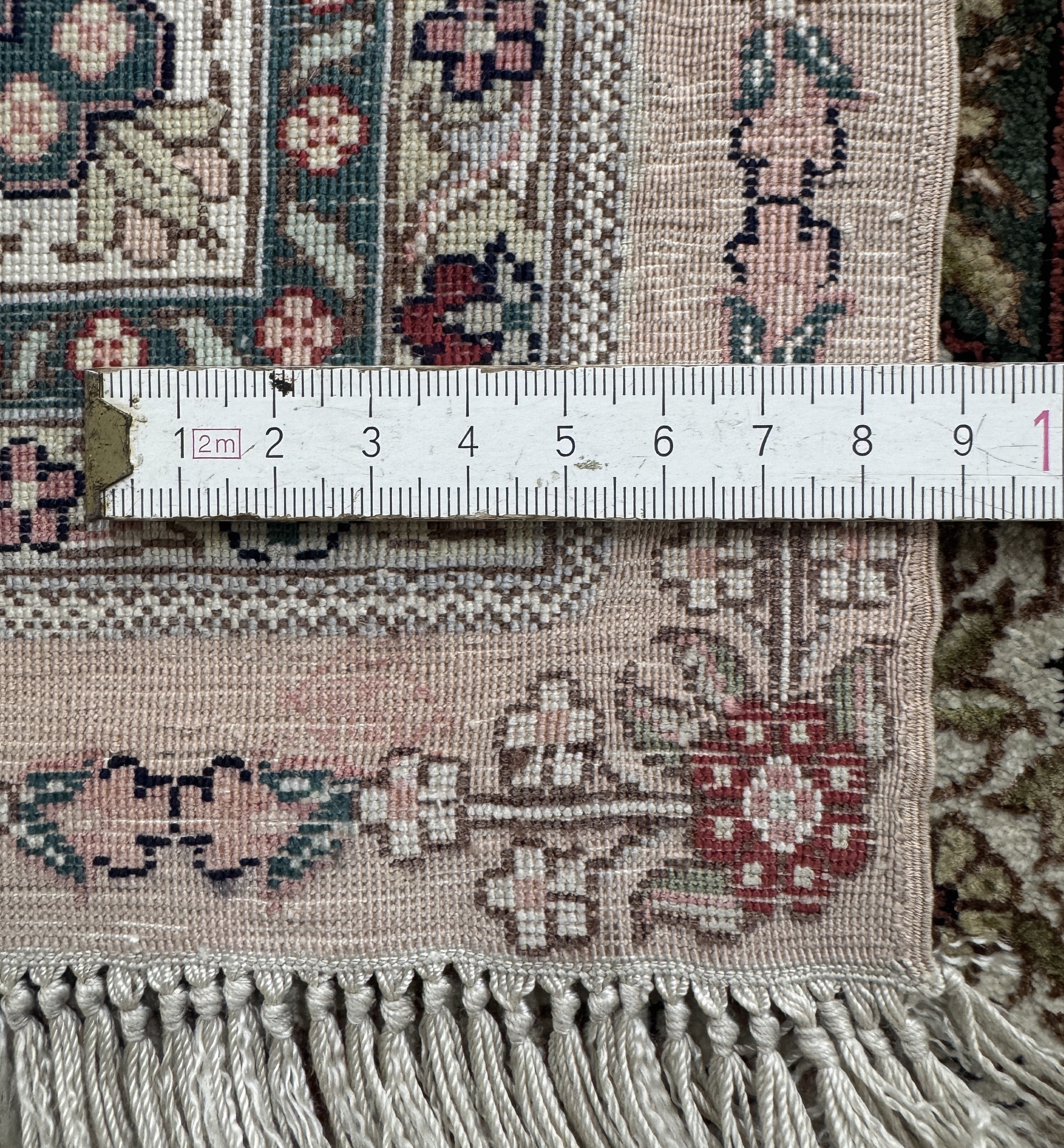 Detail e: Hereke Seide fein, China, Ende 20.Jhd, reine Naturseide, ca. 123 x 77 cm, ca. 1,0 Mio. Kn/qm, EHZ: 2