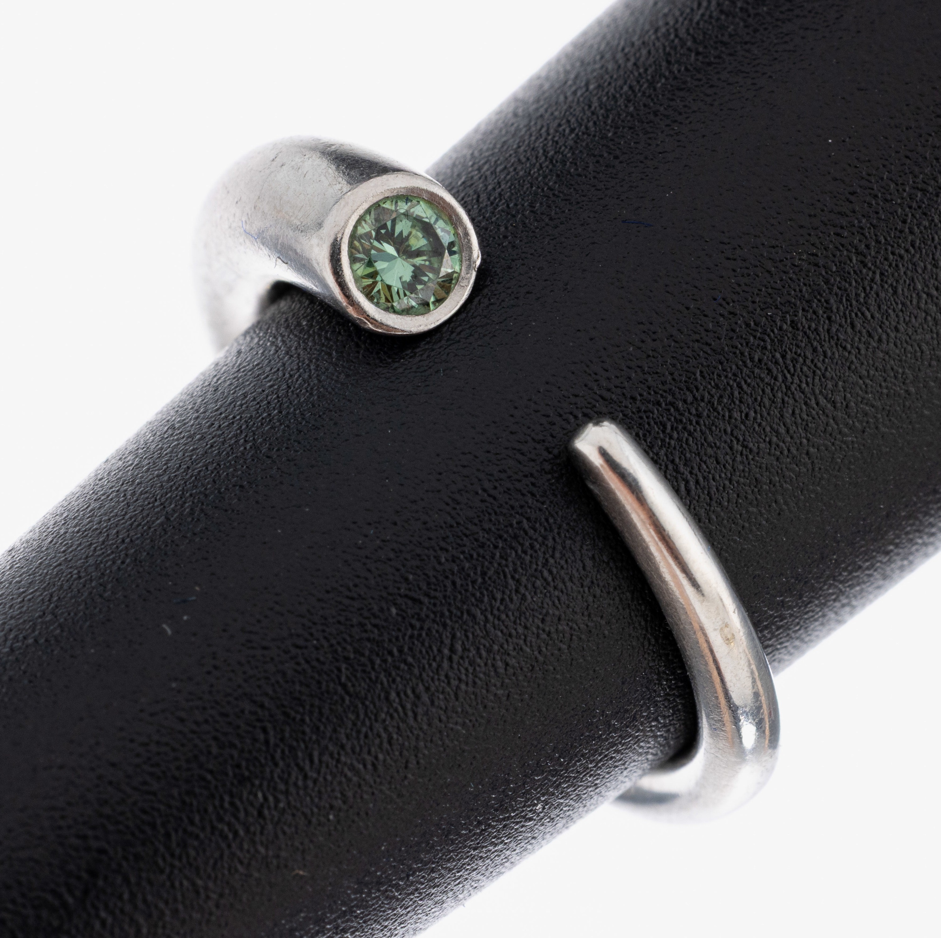 Platin Diamant-Ring, offene Ringschiene, blauer Diamant (beh.), lt. Einlieferer Einzelanfertigung, RW 50, ca. 7.6 g