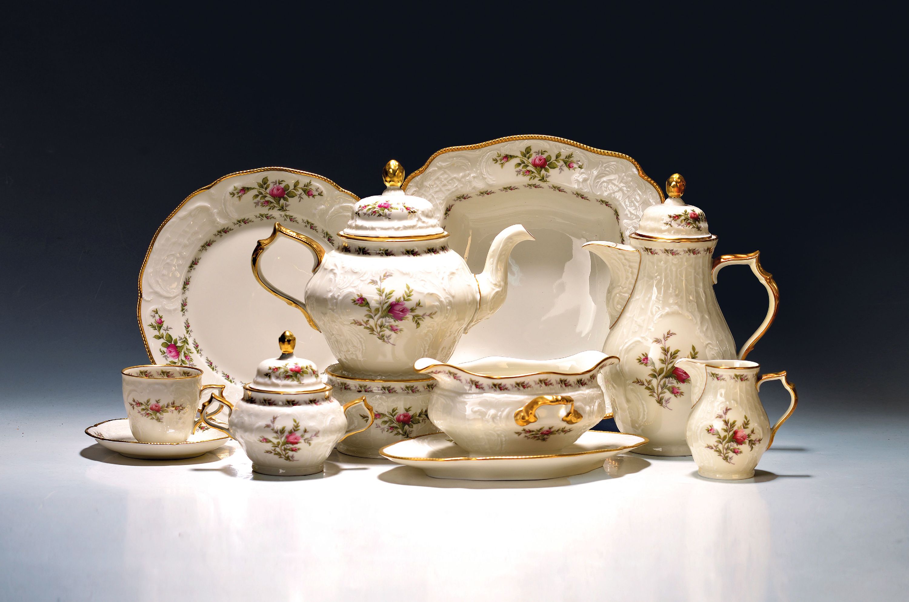 Image 27054994 - Kaffee- und Speiseservice, Rosenthal, Modell Moliere Moosrose, mit Goldstaffage, 2 ...