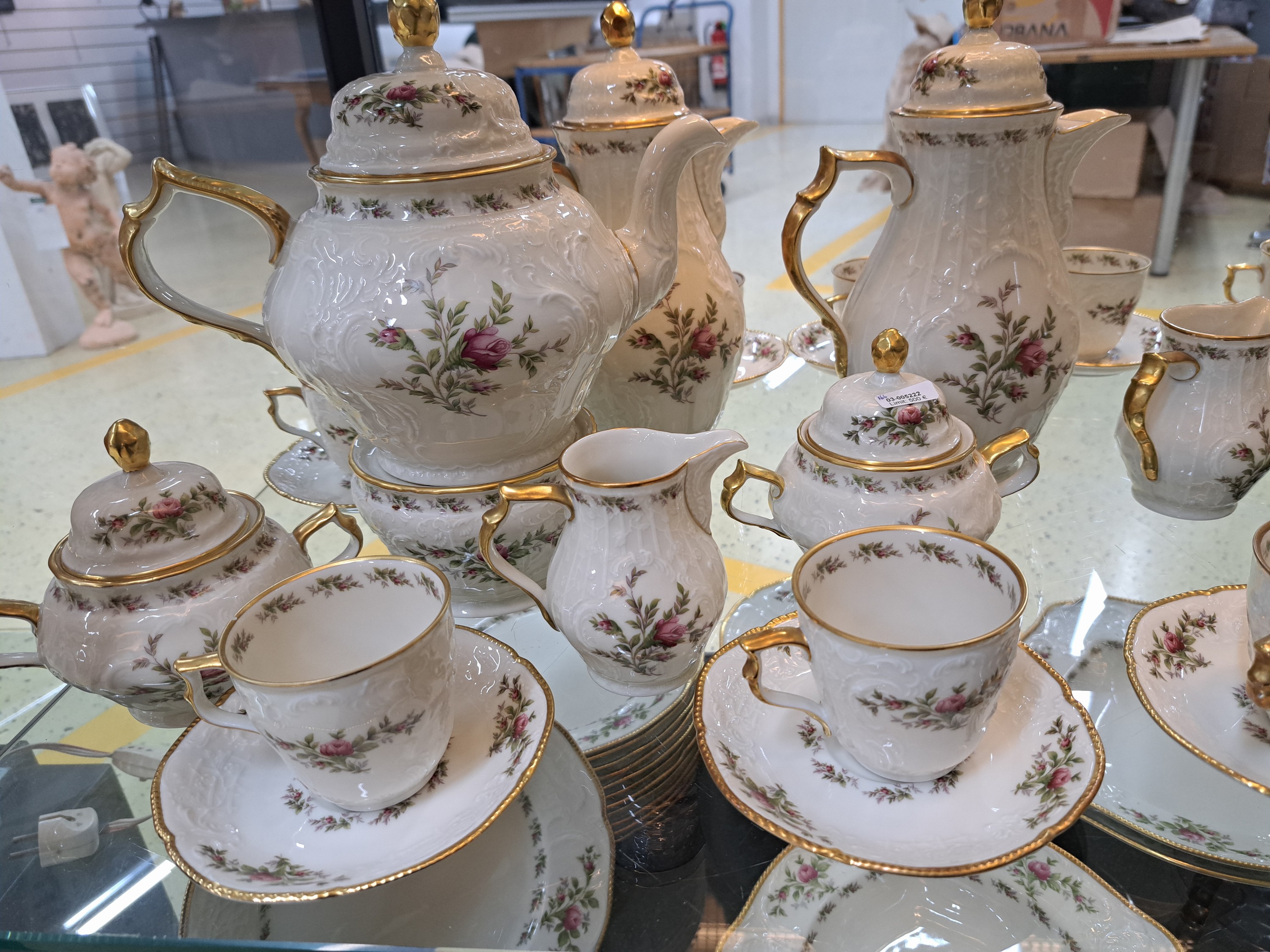 Detail a: Kaffee- und Speiseservice, Rosenthal, Modell Moliere Moosrose, mit Goldstaffage, 2 Kaffeekannen, eine Teekanne, ein Stövchen, 2 Zuckerdosen, 2 ...