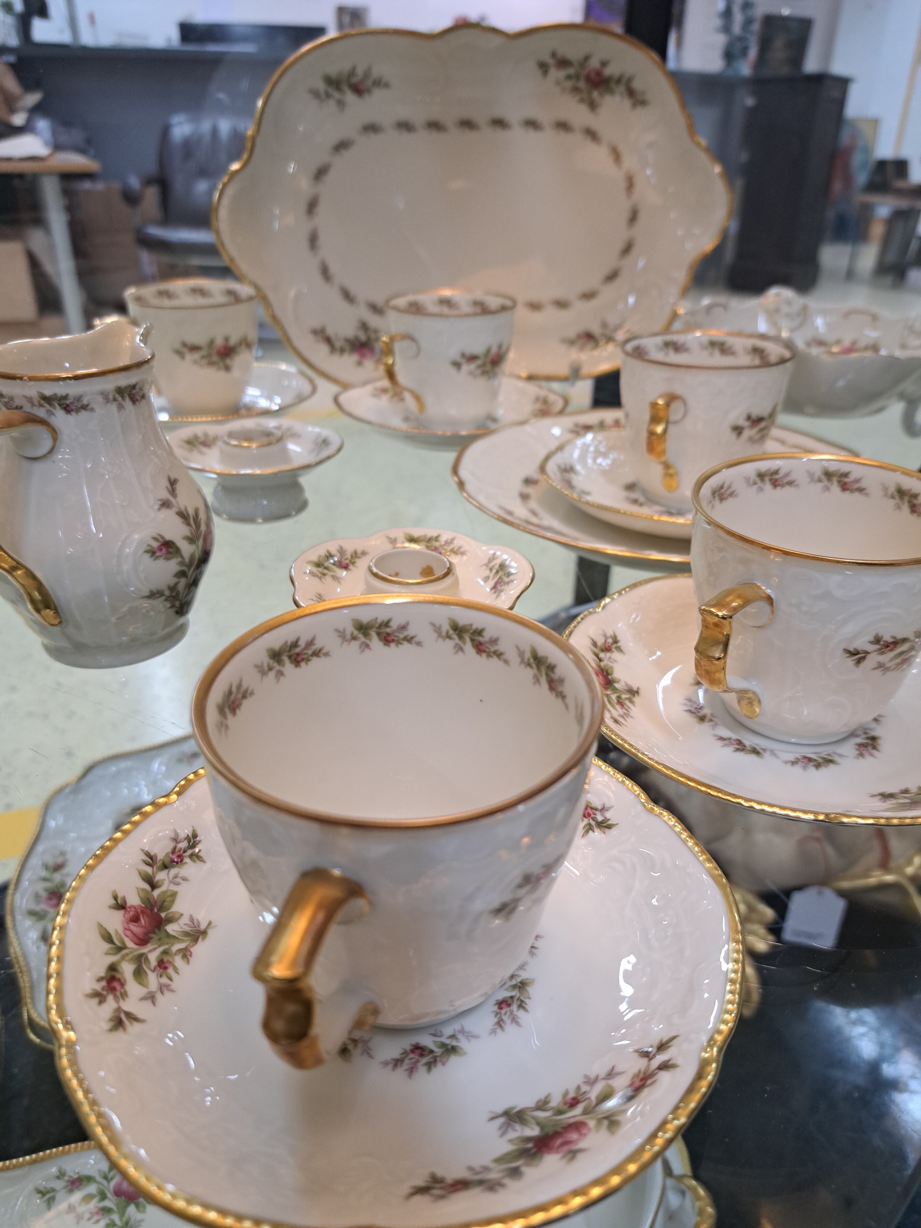 Detail b: Kaffee- und Speiseservice, Rosenthal, Modell Moliere Moosrose, mit Goldstaffage, 2 Kaffeekannen, eine Teekanne, ein Stövchen, 2 Zuckerdosen, 2 ...