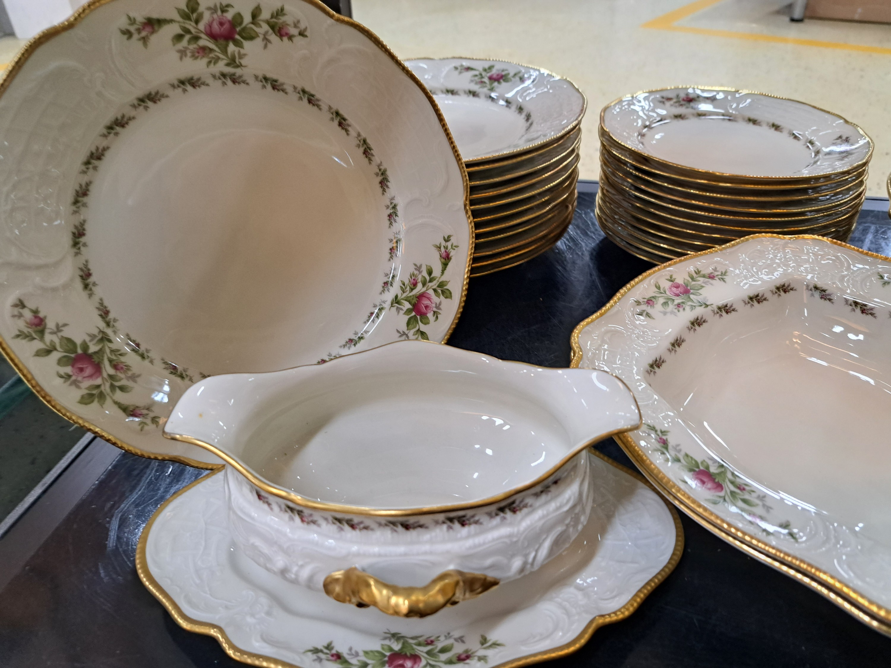 Detail c: Kaffee- und Speiseservice, Rosenthal, Modell Moliere Moosrose, mit Goldstaffage, 2 Kaffeekannen, eine Teekanne, ein Stövchen, 2 Zuckerdosen, 2 ...