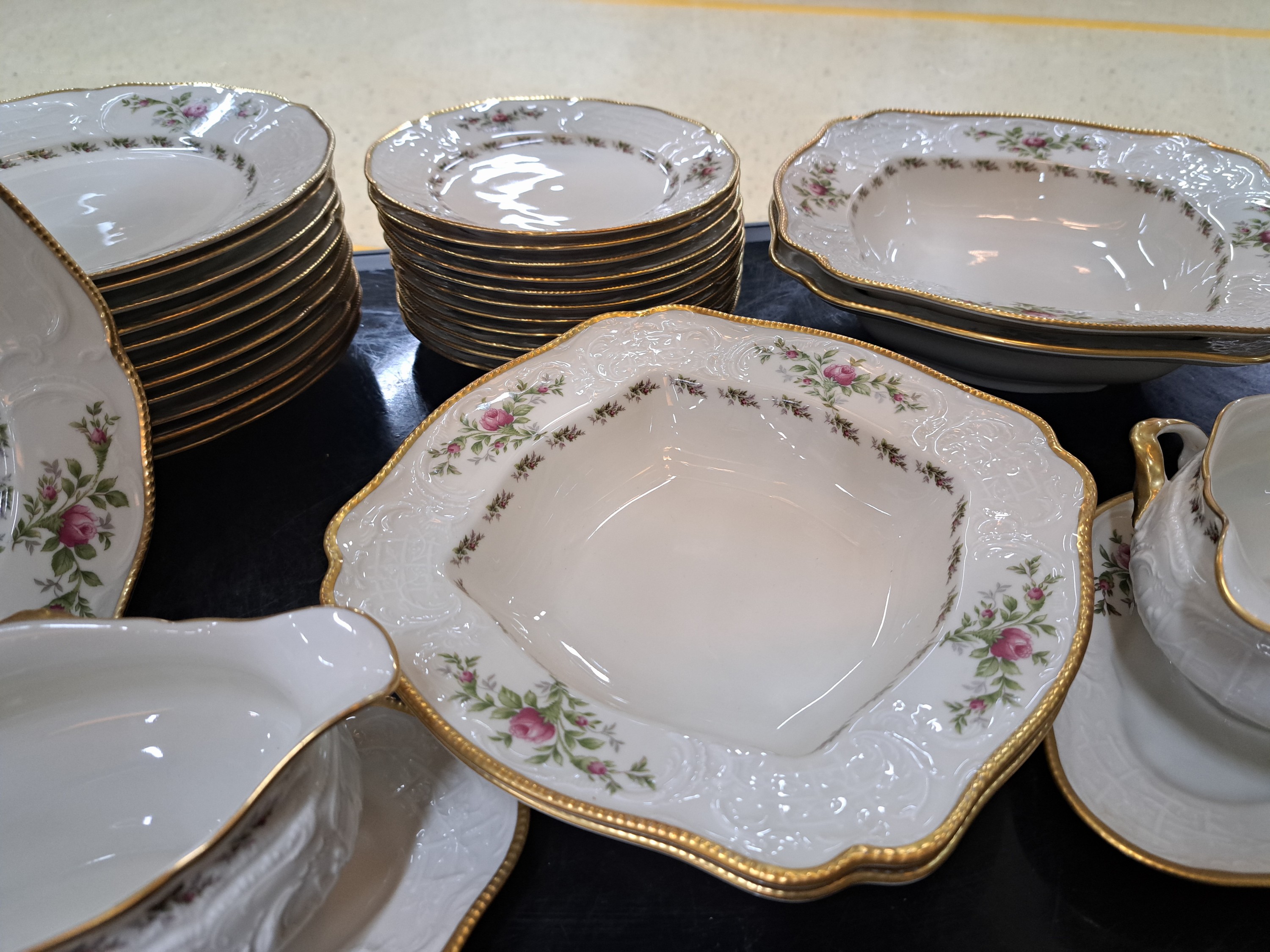 Detail d: Kaffee- und Speiseservice, Rosenthal, Modell Moliere Moosrose, mit Goldstaffage, 2 Kaffeekannen, eine Teekanne, ein Stövchen, 2 Zuckerdosen, 2 ...