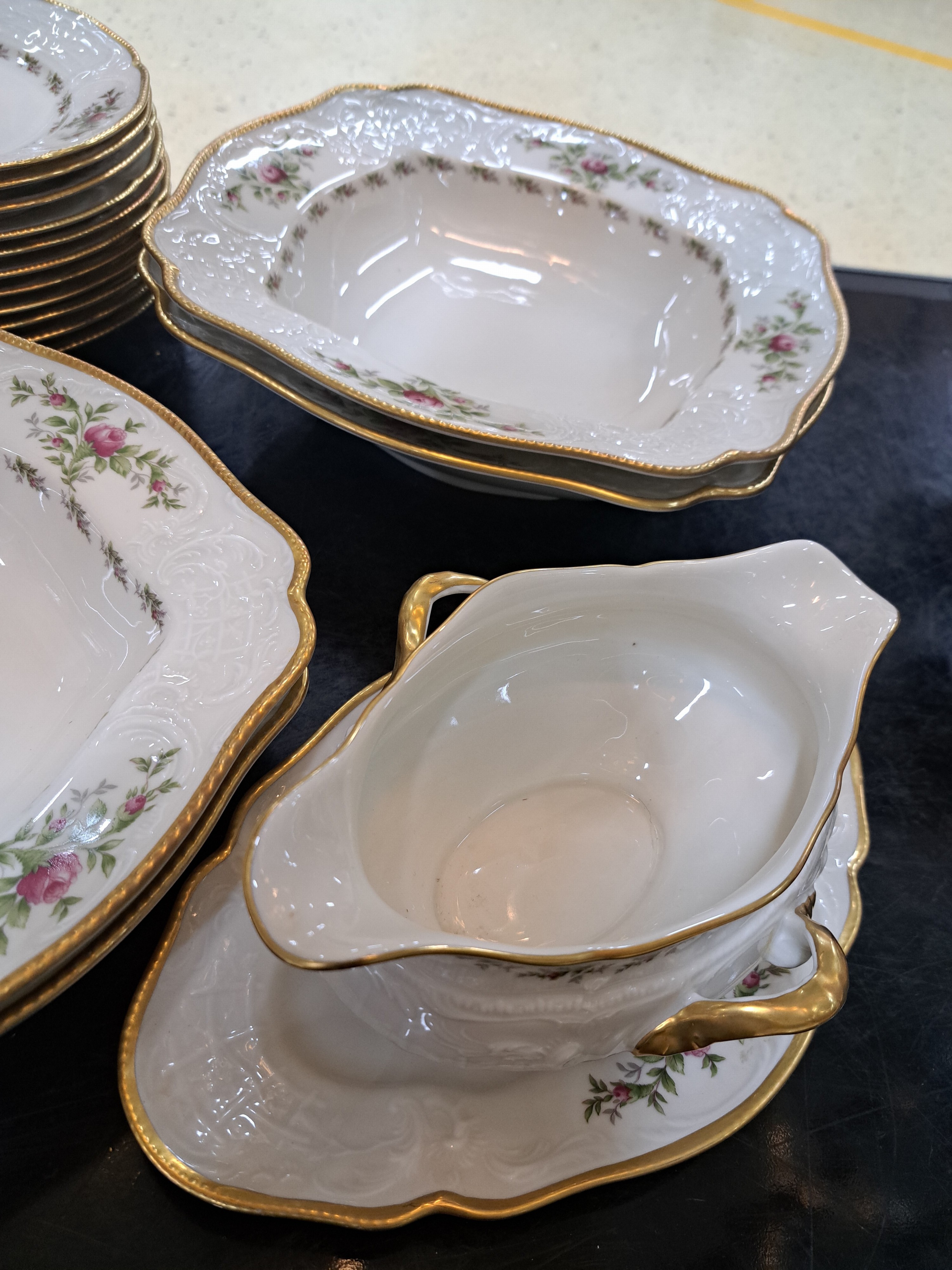 Detail e: Kaffee- und Speiseservice, Rosenthal, Modell Moliere Moosrose, mit Goldstaffage, 2 Kaffeekannen, eine Teekanne, ein Stövchen, 2 Zuckerdosen, 2 ...